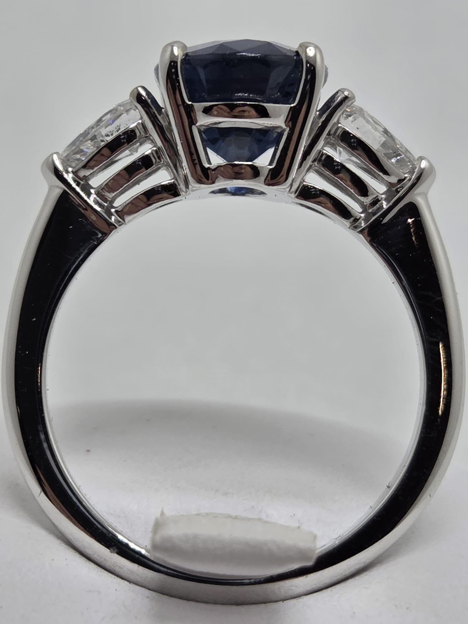 Anello in Oro Bianco 18 kt con Zaffiro Blu 3, 80 ct e Diamanti Goccia 0, 70 ct in vendita 2
