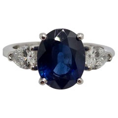 Anello in Oro Bianco 18 kt con Zaffiro Blu 3, 80 ct e Diamanti Goccia 0, 70 ct