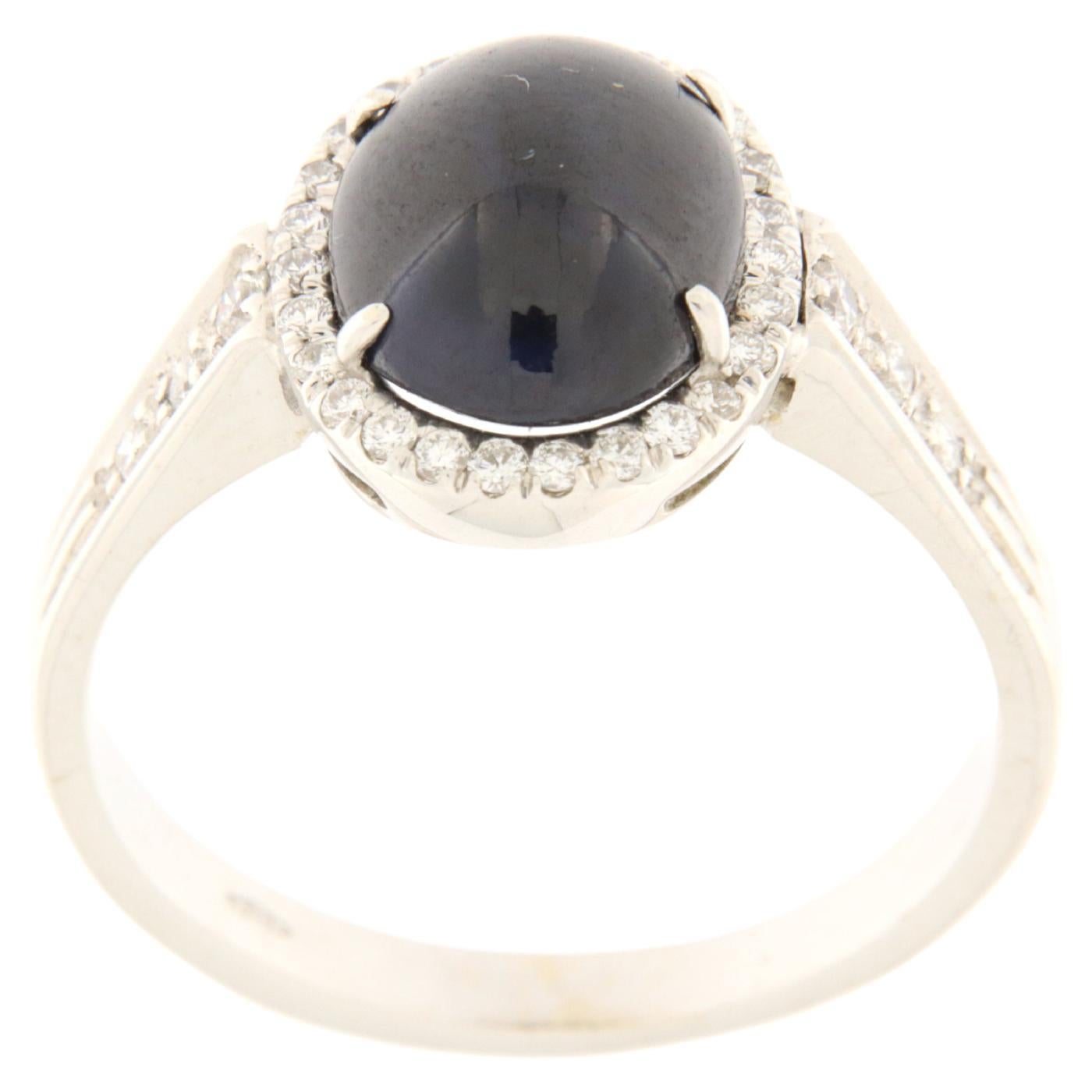 18 kt. white gold ring with blue sapphire cabochon ct.4.00 and brilliants ct.0.20