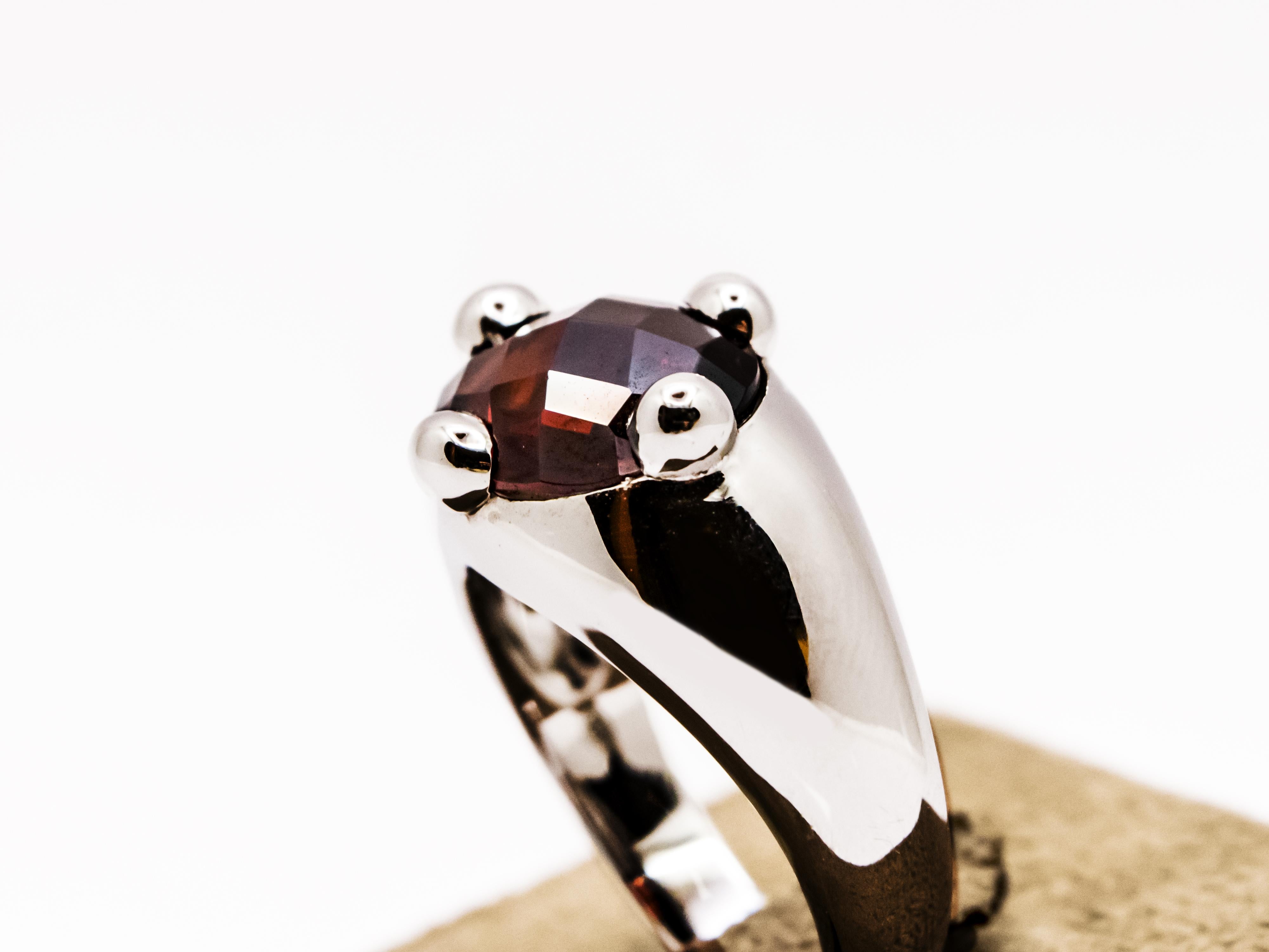18 Kt White Gold and Faceted Oval Garnet Ring In New Condition For Sale In Cattolica, IT