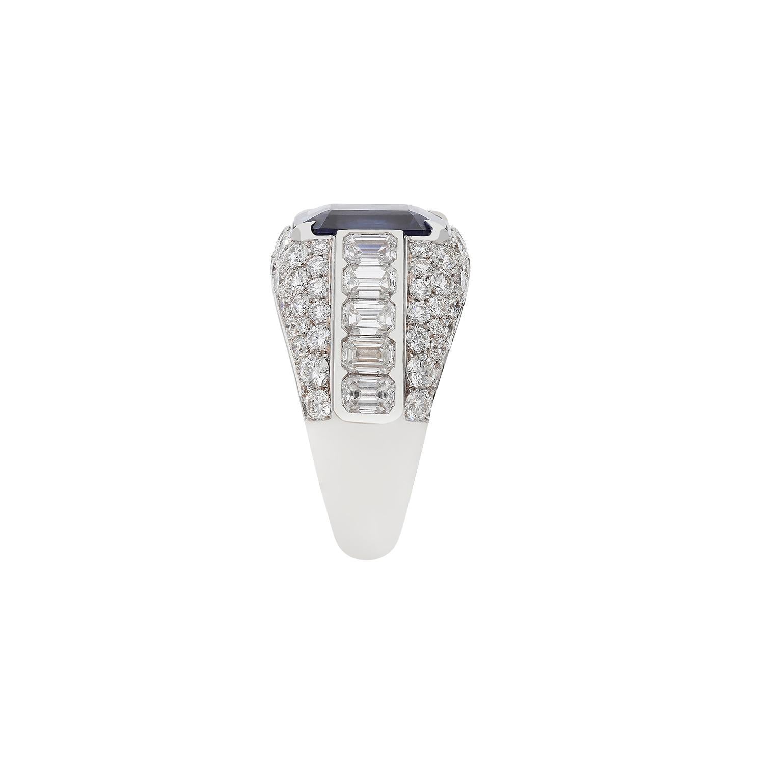 Contemporary 18kt white gold ring with White Diamonds and Blue Sapphire For Sale