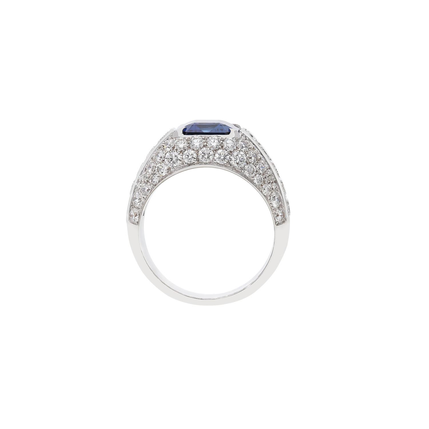 18kt white gold ring with White Diamonds and Blue Sapphire In New Condition For Sale In Valenza, IT