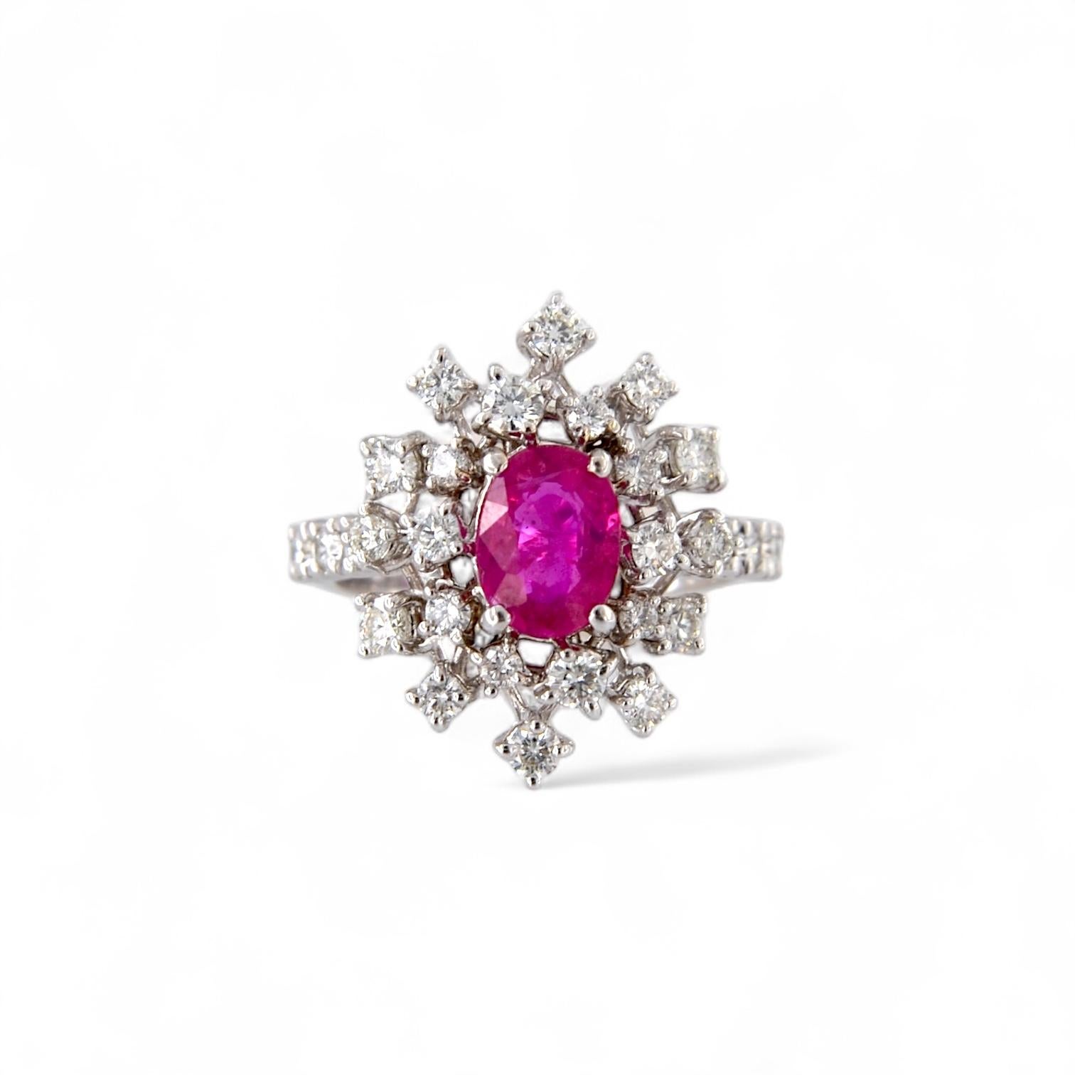 Dieser außergewöhnliche, vollständig von Hand gefertigte Ring aus 18 Karat Weißgold ist ein Fest für italienische Eleganz und Goldschmiedekunst. Das kunstvolle, dreidimensionale Design fällt sofort ins Auge und erinnert in seiner Komposition an die