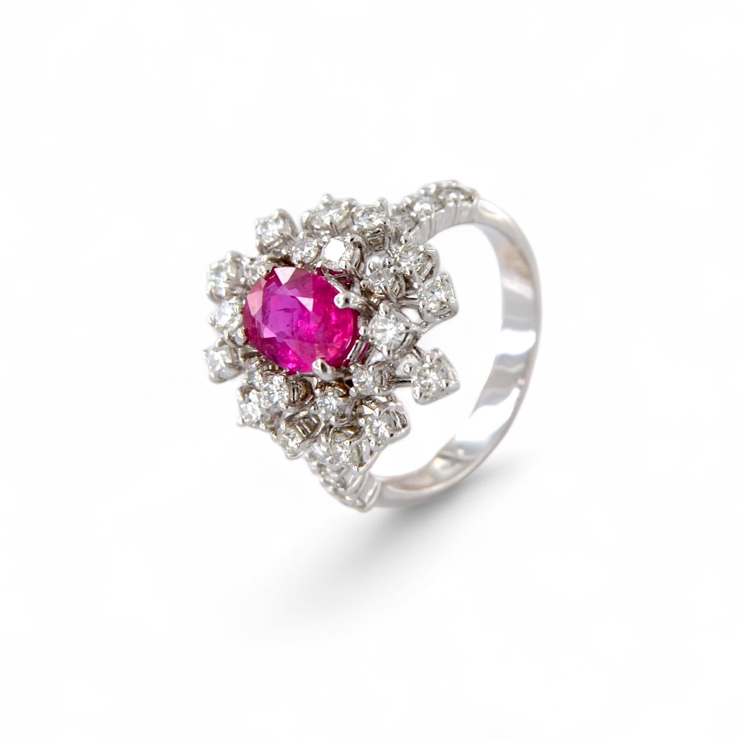 Ring aus 18 Karat Weißgold mit 1,76 Karat lila-rotem Rubin und 1,13 Karat Diamanten (Oval Cut) im Angebot