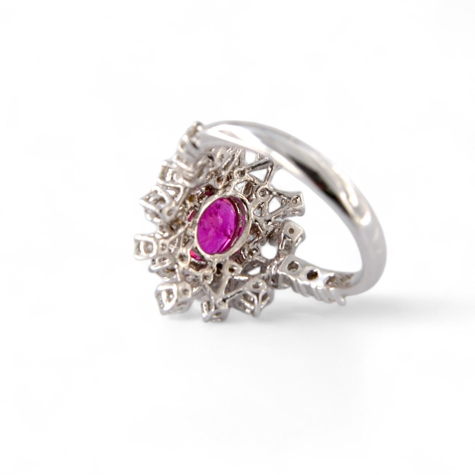 Ring aus 18 Karat Weißgold mit 1,76 Karat lila-rotem Rubin und 1,13 Karat Diamanten im Zustand „Neu“ im Angebot in Vittoria, IT