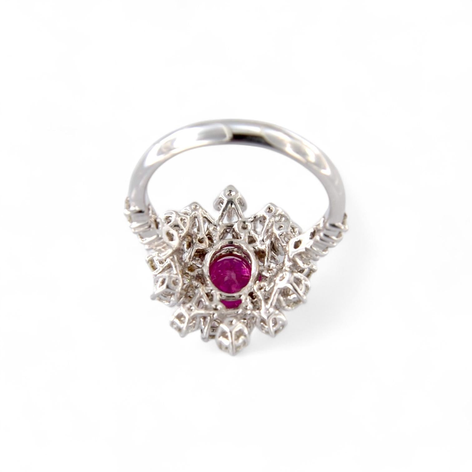 Ring aus 18 Karat Weißgold mit 1,76 Karat lila-rotem Rubin und 1,13 Karat Diamanten im Angebot 2