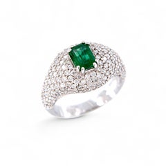 18kt white gold ring with 1.02 ct Emerald and 1.84 ct pavé Diamonds