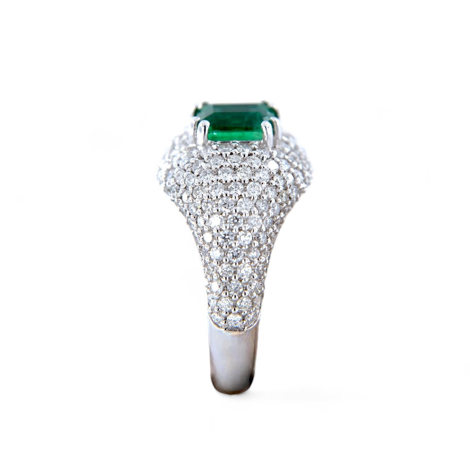 18kt white gold ring with 1.02 ct Emerald and 1.84 ct pavé Diamonds In New Condition For Sale In Vittoria, IT
