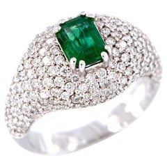 18kt white gold ring with 1.02 ct Emerald and 1.84 ct pavé Diamonds