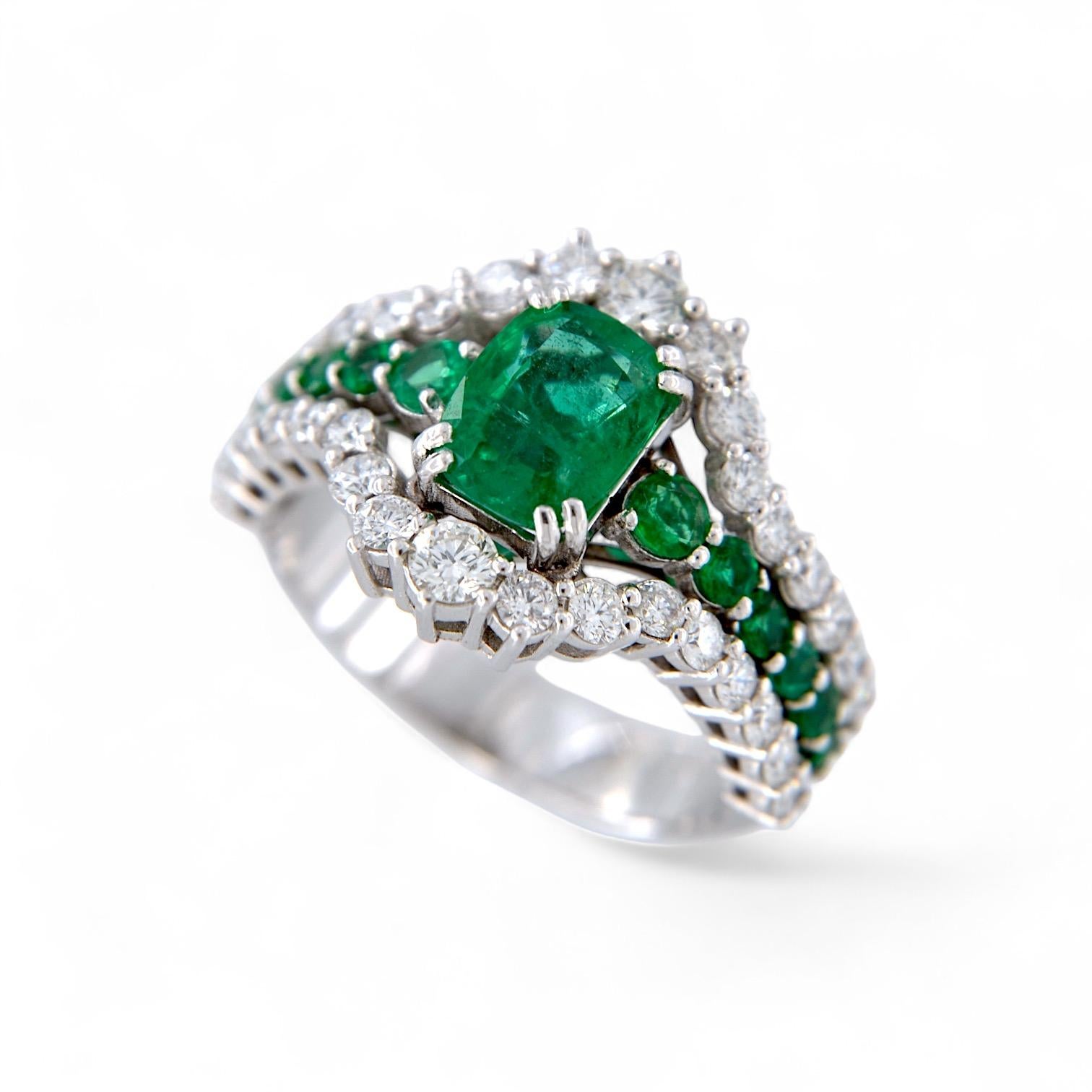 Discover a unique piece of elegance and craftsmanship with this stunning handmade 18 kt white gold ring, ideal for those seeking a piece of jewelry that combines sophistication and luxury. A 1.53-carat emerald-cut emerald stands out in the center of
