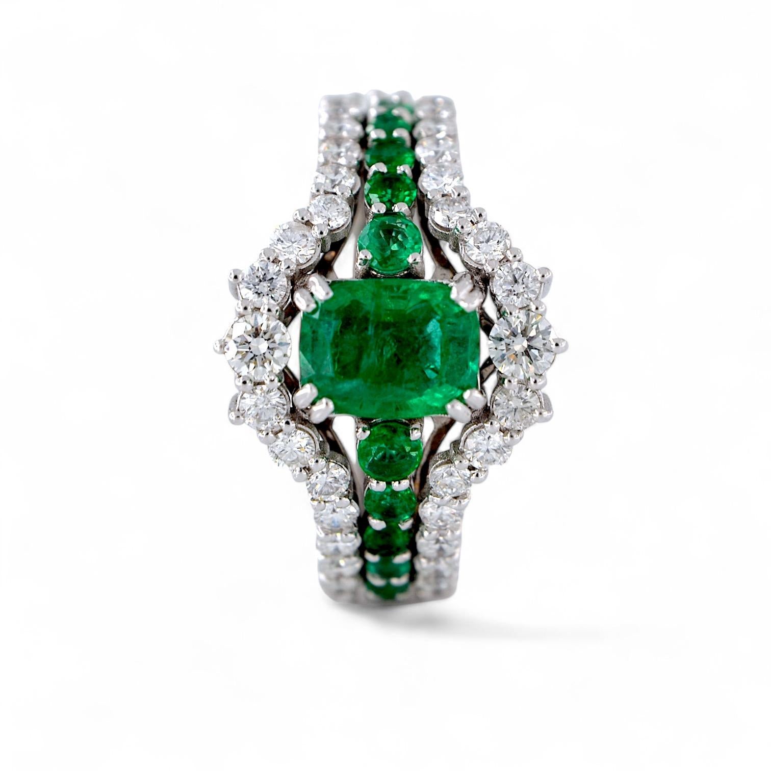 18kt white gold ring with 1.53 Ct Emerald, and with Emeralds and Diamonds In New Condition For Sale In Vittoria, IT