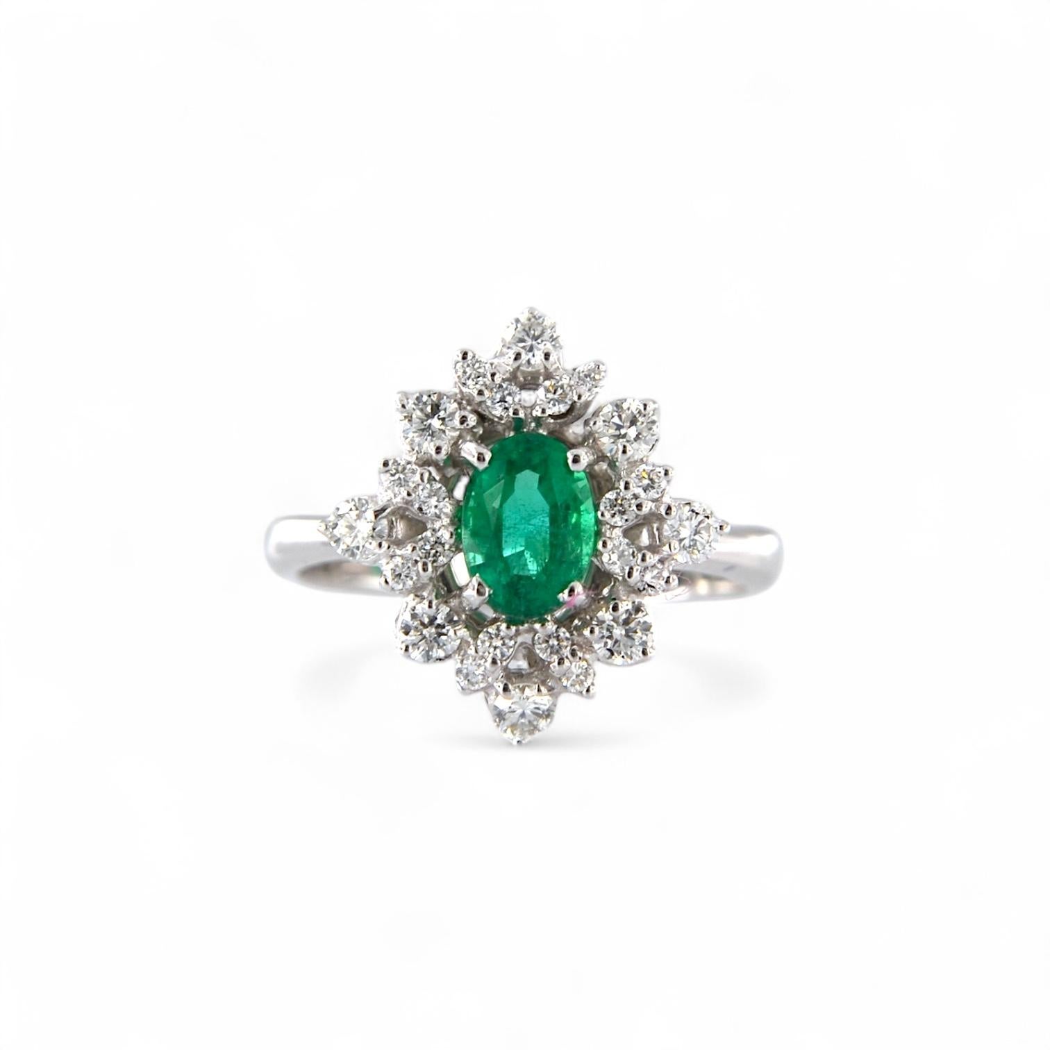 Un gioiello che incanta con la sua eleganza e il suo colore vibrante. Questo anello è realizzato artigianalmente in oro bianco 18kt e impreziosito da uno smeraldo centrale taglio ovale da 0.80 carati, di un verde brillante e intenso. La gemma è