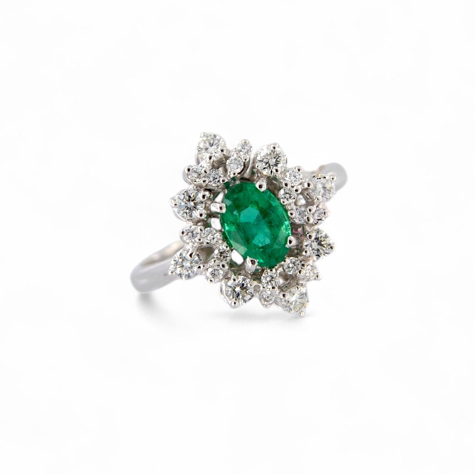 Artigiano Anello in Oro bianco 18kt con Smeraldo ovale e Diamanti in vendita