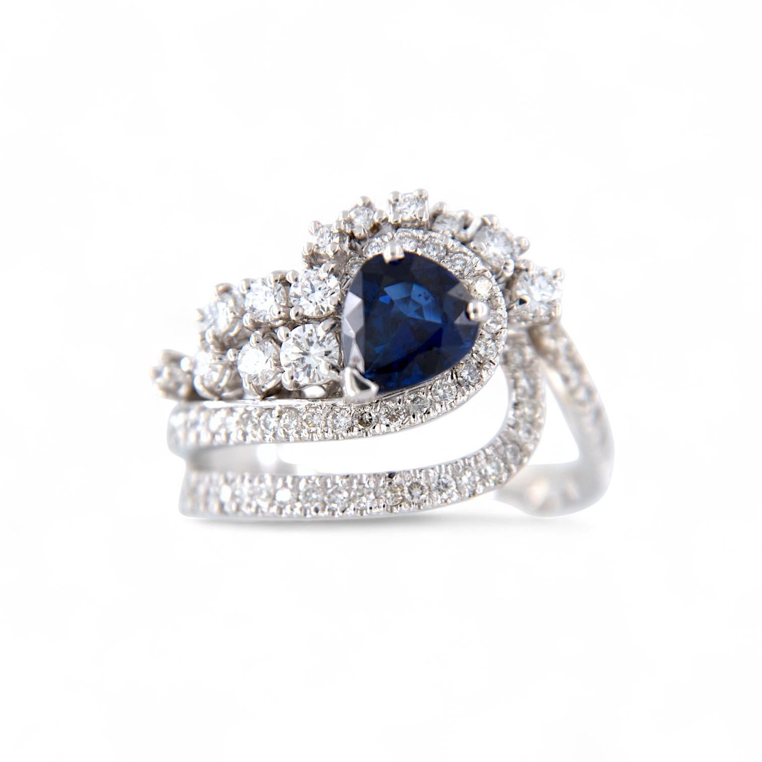 Pear Cut Bague en or blanc 18kt avec saphir bleu de 1,27 ct et diamants de 0,76 ct. en vente