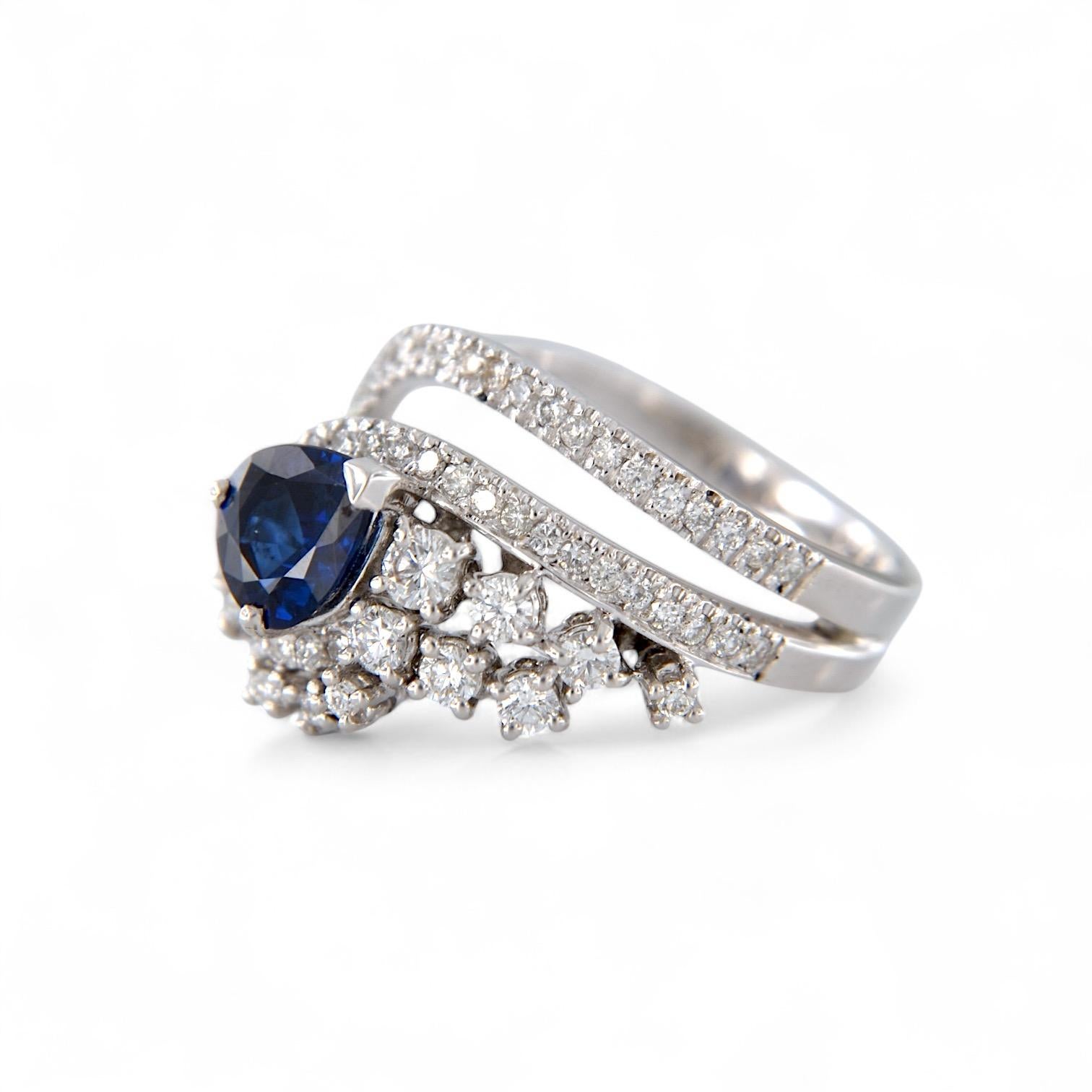 Bague en or blanc 18kt avec saphir bleu de 1,27 ct et diamants de 0,76 ct. Neuf - En vente à Vittoria, IT