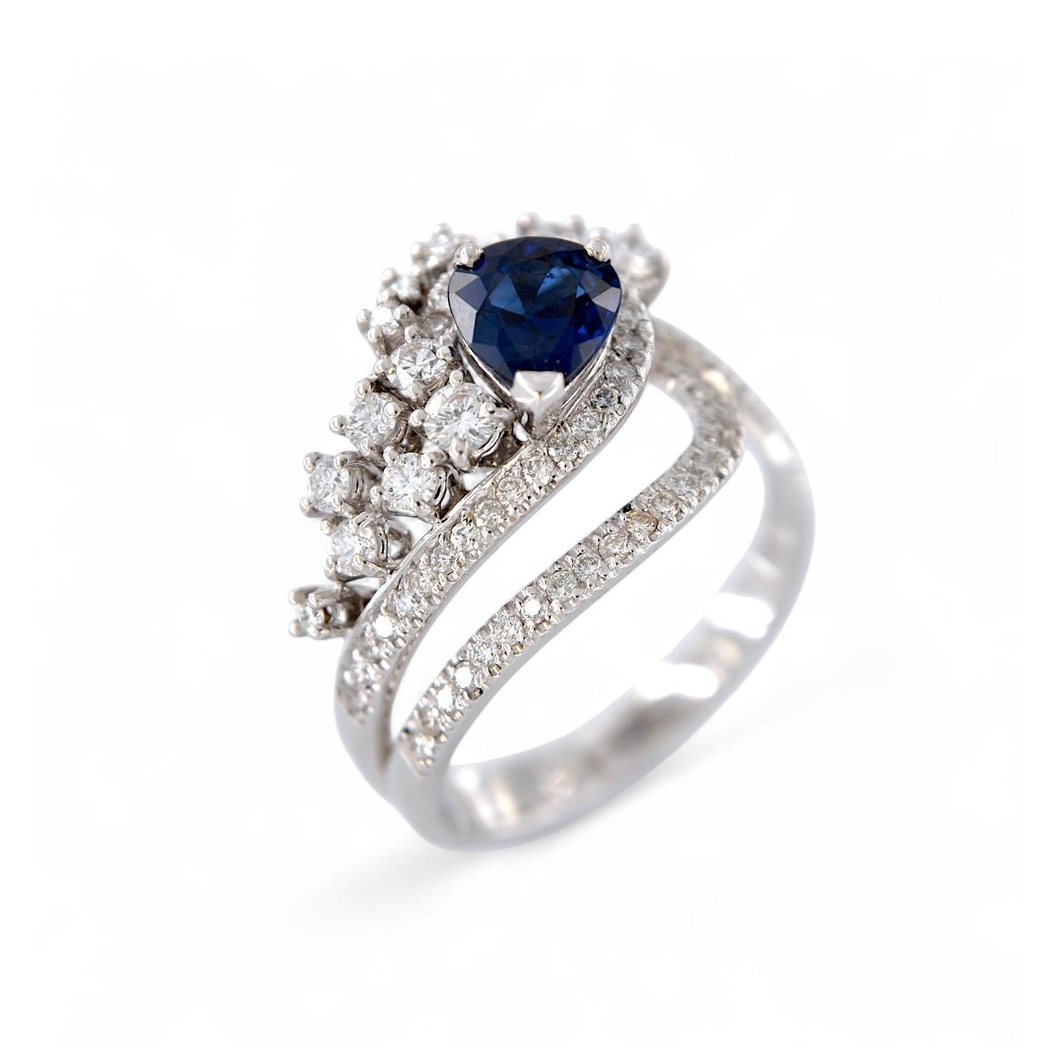Bague en or blanc 18kt avec saphir bleu de 1,27 ct et diamants de 0,76 ct. Pour femmes en vente