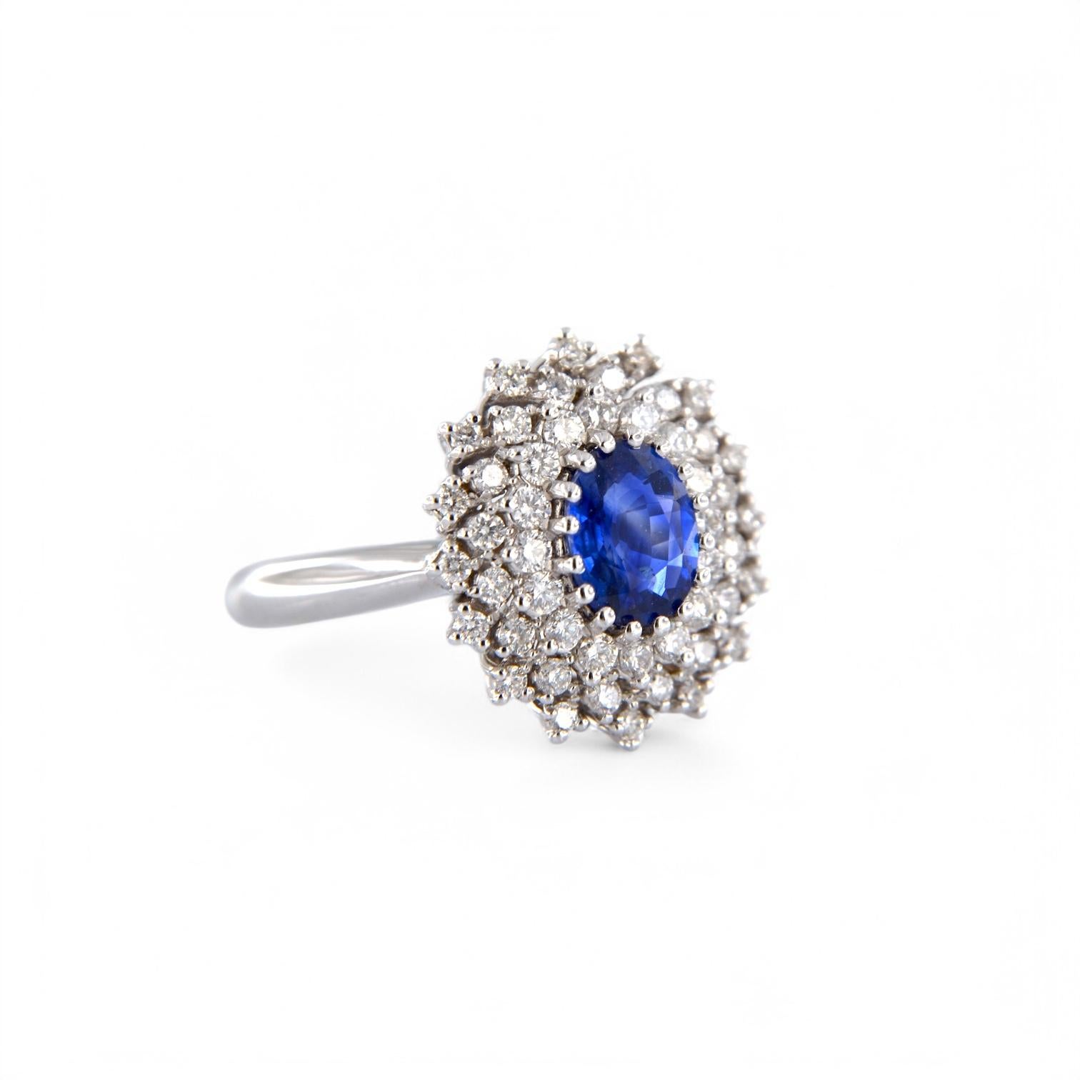 Artisan Bague en or blanc 18kt avec saphir central de 1,28 ct et diamants de 0,62 ct en vente