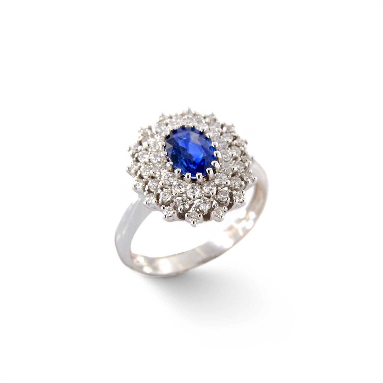 Oval Cut Bague en or blanc 18kt avec saphir central de 1,28 ct et diamants de 0,62 ct en vente