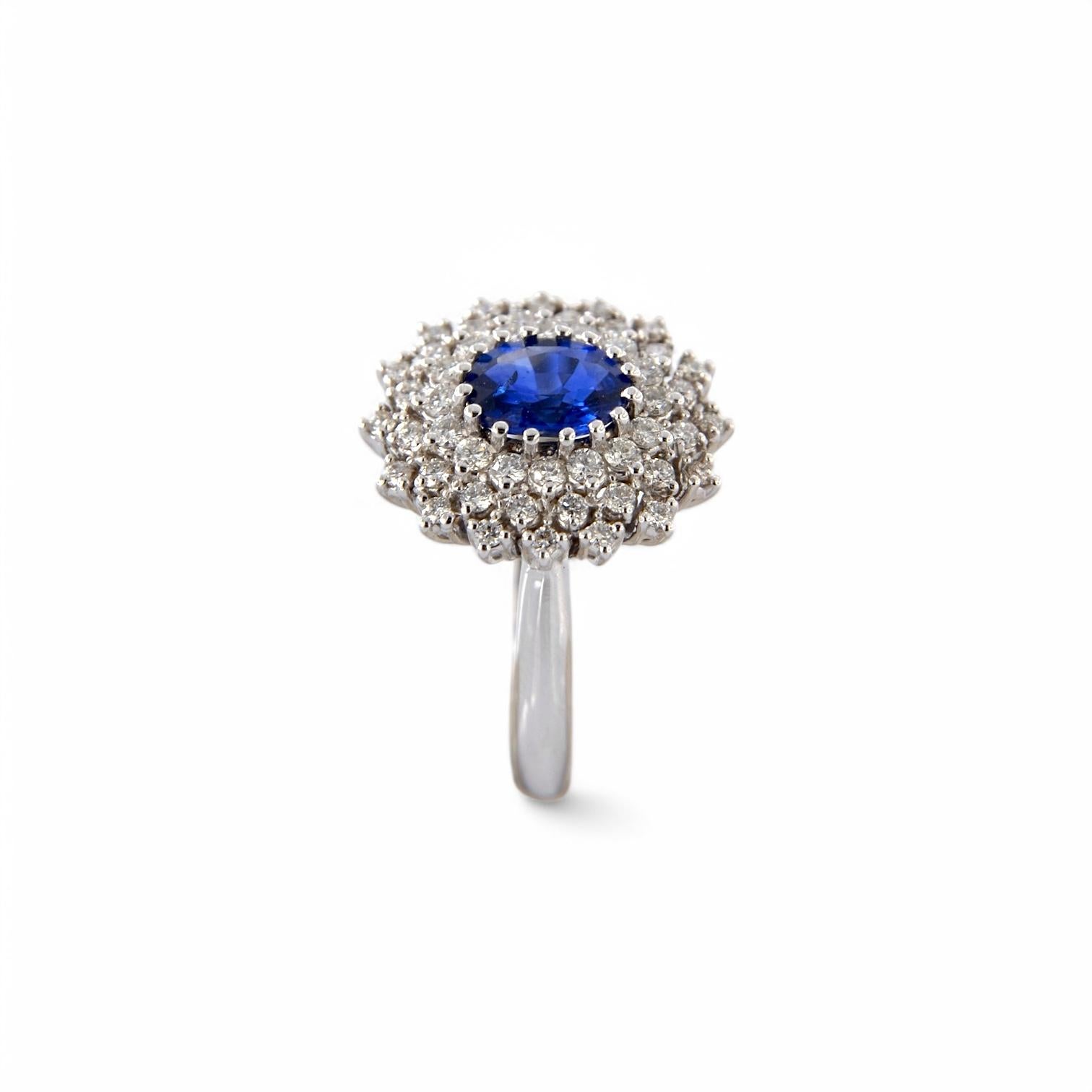 Bague en or blanc 18kt avec saphir central de 1,28 ct et diamants de 0,62 ct Neuf - En vente à Vittoria, IT