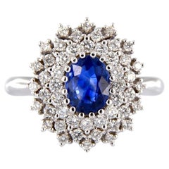 Ring aus 18-karätigem Weißgold mit einem zentralen Saphir von 1,28 Karat und Diamanten von 0,62 Karat
