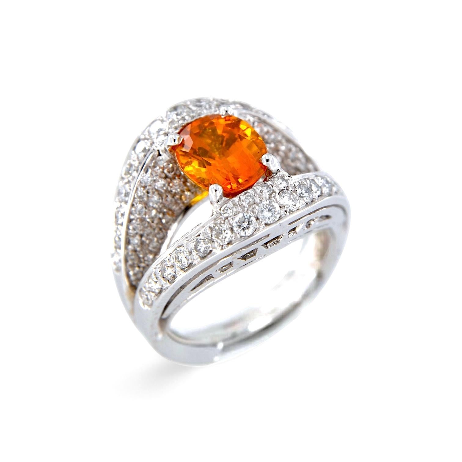 


Handgefertigter Ring aus 18 Karat Weißgold mit 3,45 Karat Padparadscha Saphir und 1,63 Karat Diamantpavé


Dieser handgefertigte Ring ist ein Meisterwerk der Raffinesse. Er ist aus 18-karätigem Weißgold gefertigt und mit einem prächtigen