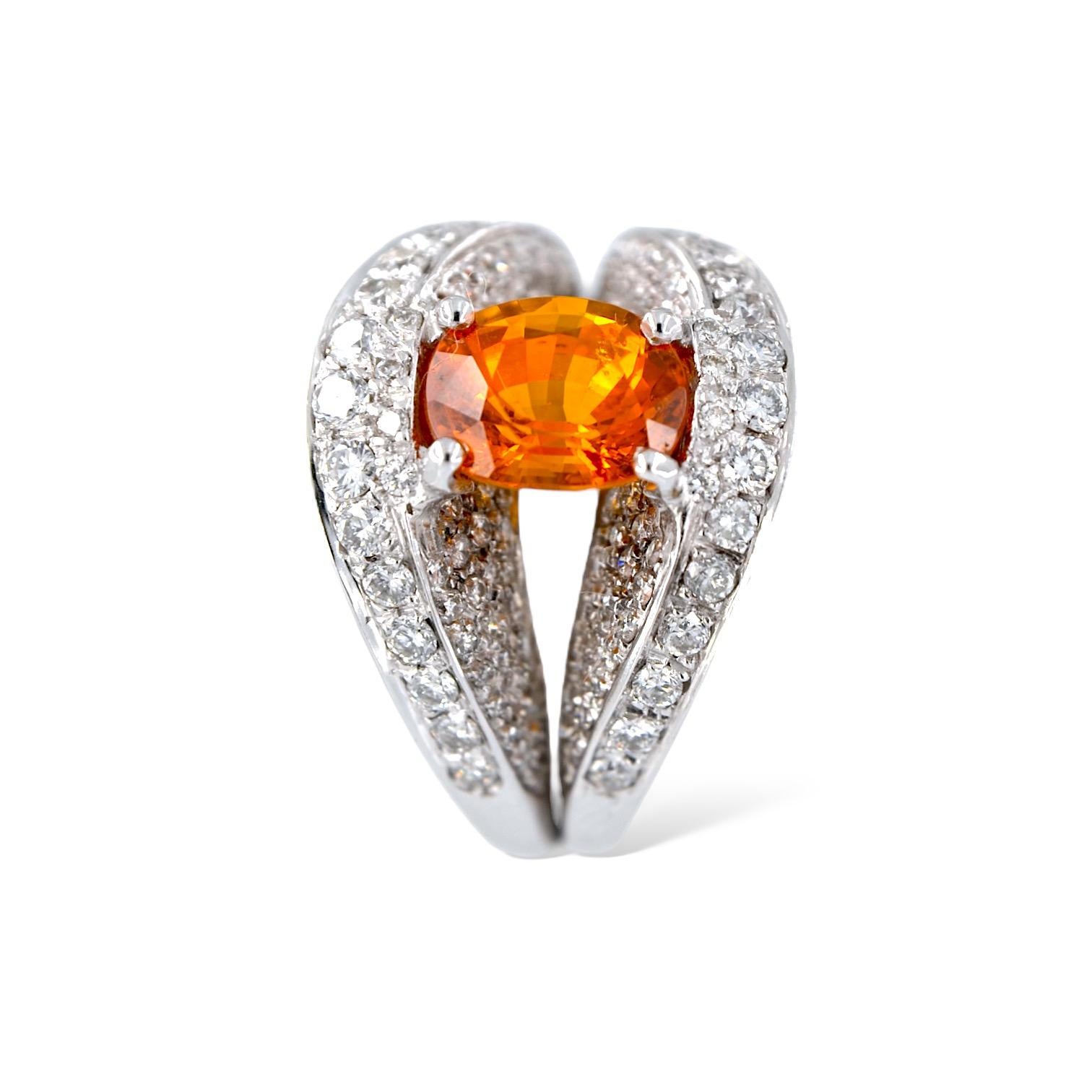 Ring aus 18kt Weißgold mit 3,45 Karat Padparadscha Saphir und Diamantenpavé (Kunsthandwerker*in) im Angebot