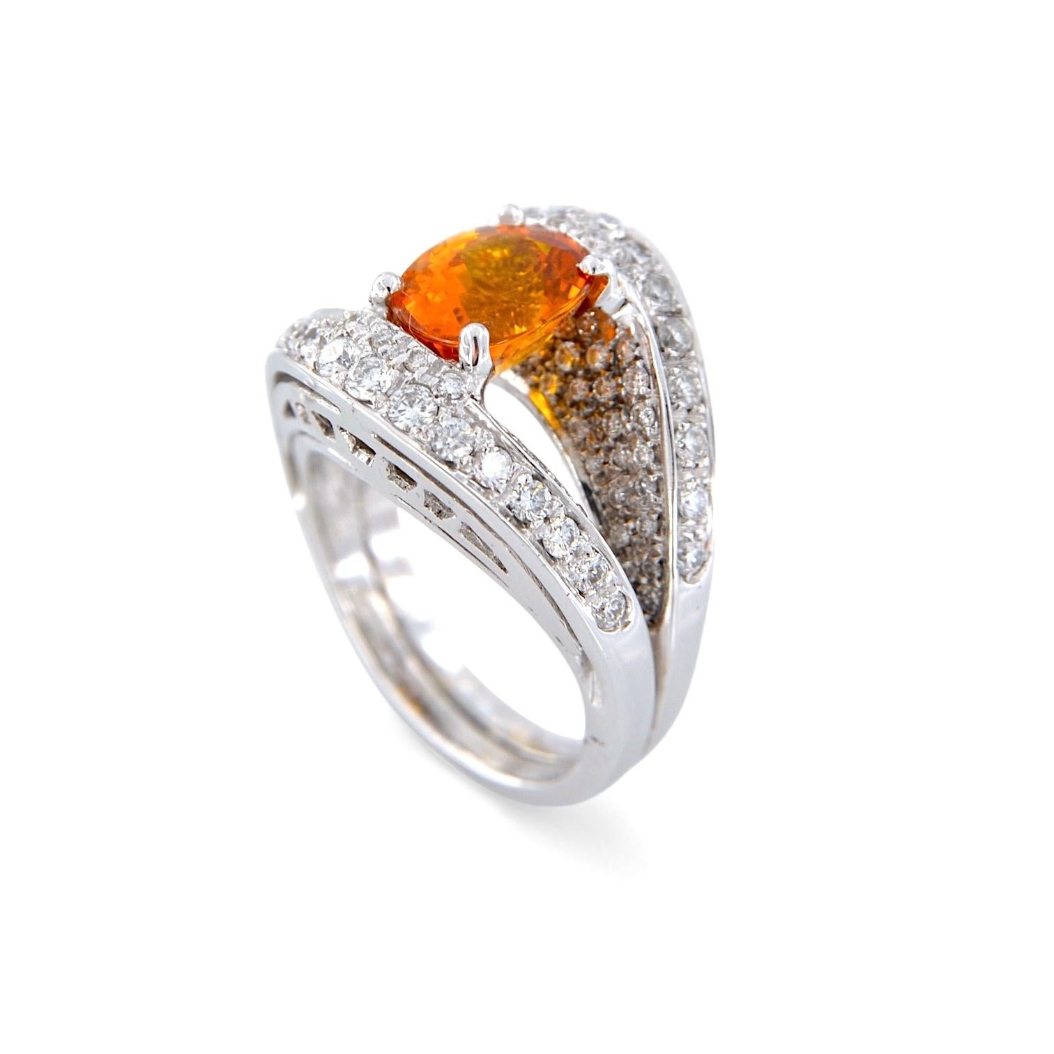 Ring aus 18kt Weißgold mit 3,45 Karat Padparadscha Saphir und Diamantenpavé (Oval Cut) im Angebot