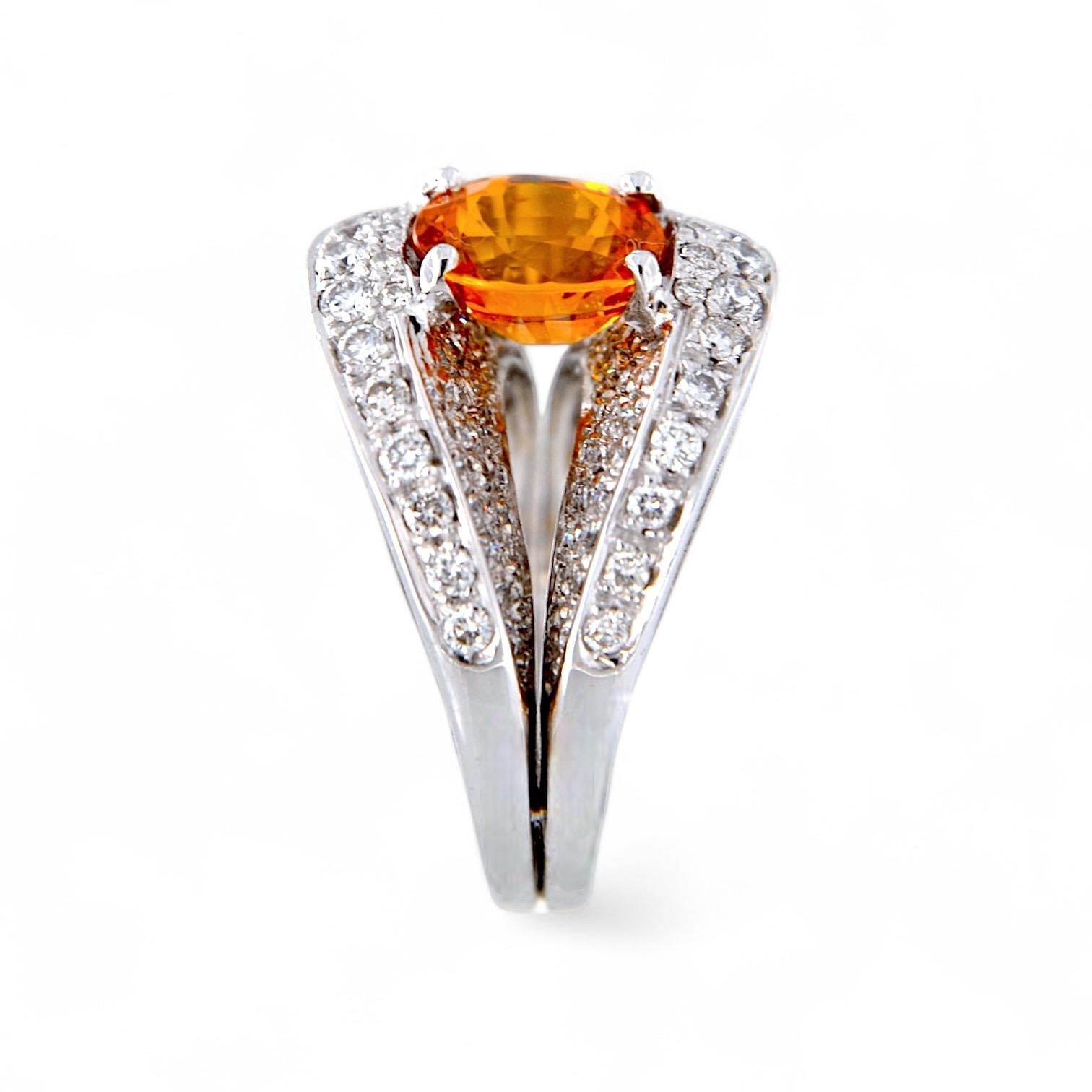 Ring aus 18kt Weißgold mit 3,45 Karat Padparadscha Saphir und Diamantenpavé im Zustand „Neu“ im Angebot in Vittoria, IT
