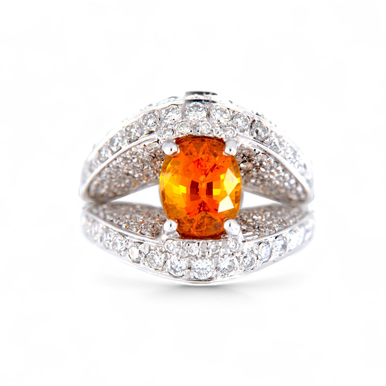 Ring aus 18kt Weißgold mit 3,45 Karat Padparadscha Saphir und Diamantenpavé Damen im Angebot