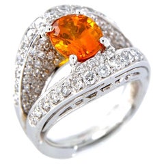 18kt white gold ring with 3.45 Ct Padparadscha Sapphire and pavé Diamonds