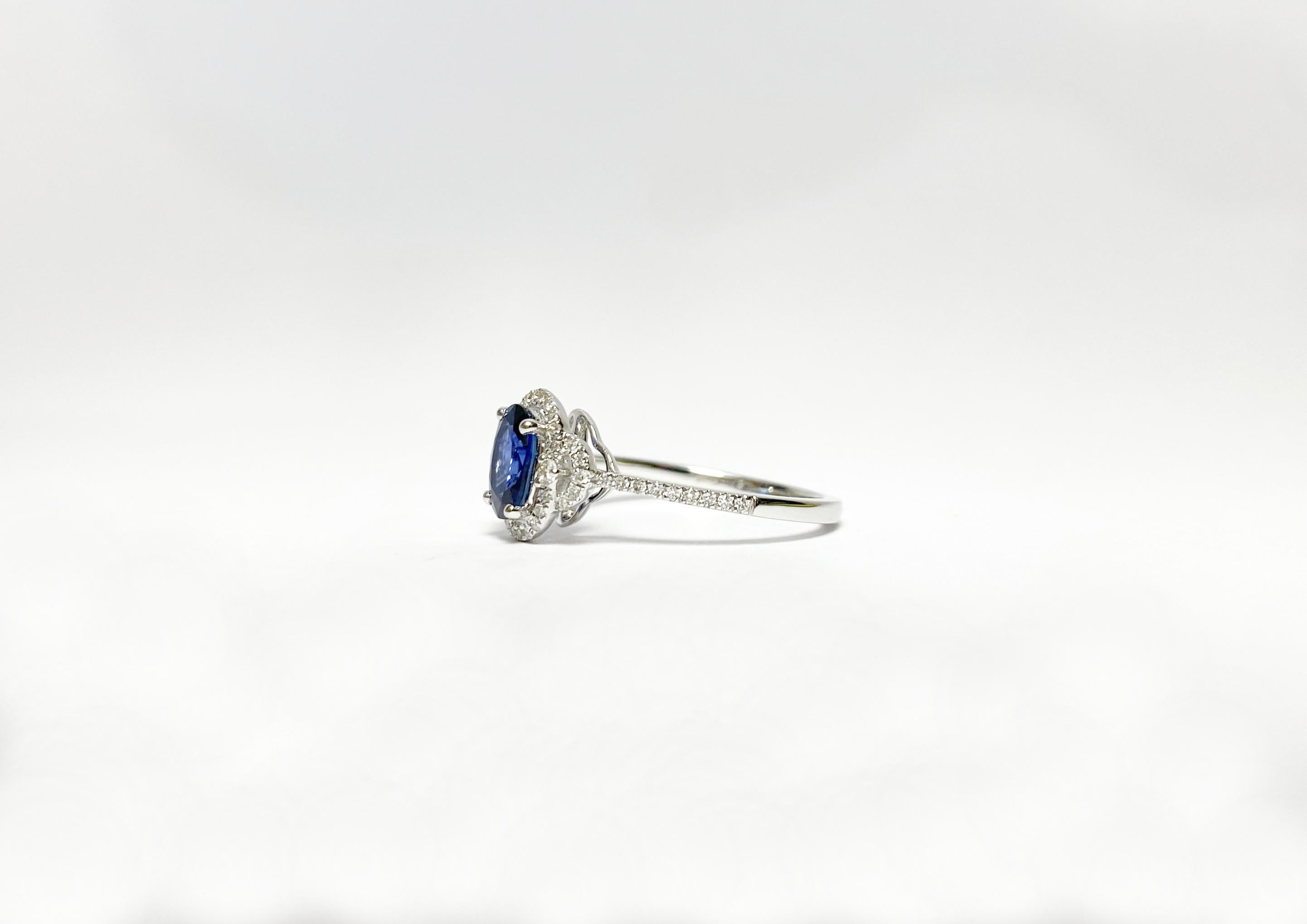 Ange gracieux en or blanc 18 carats, avec étiquette en diamant brillante de 0,23 carat et Zaffiro Blu ovale centrale de 0,94 carat.