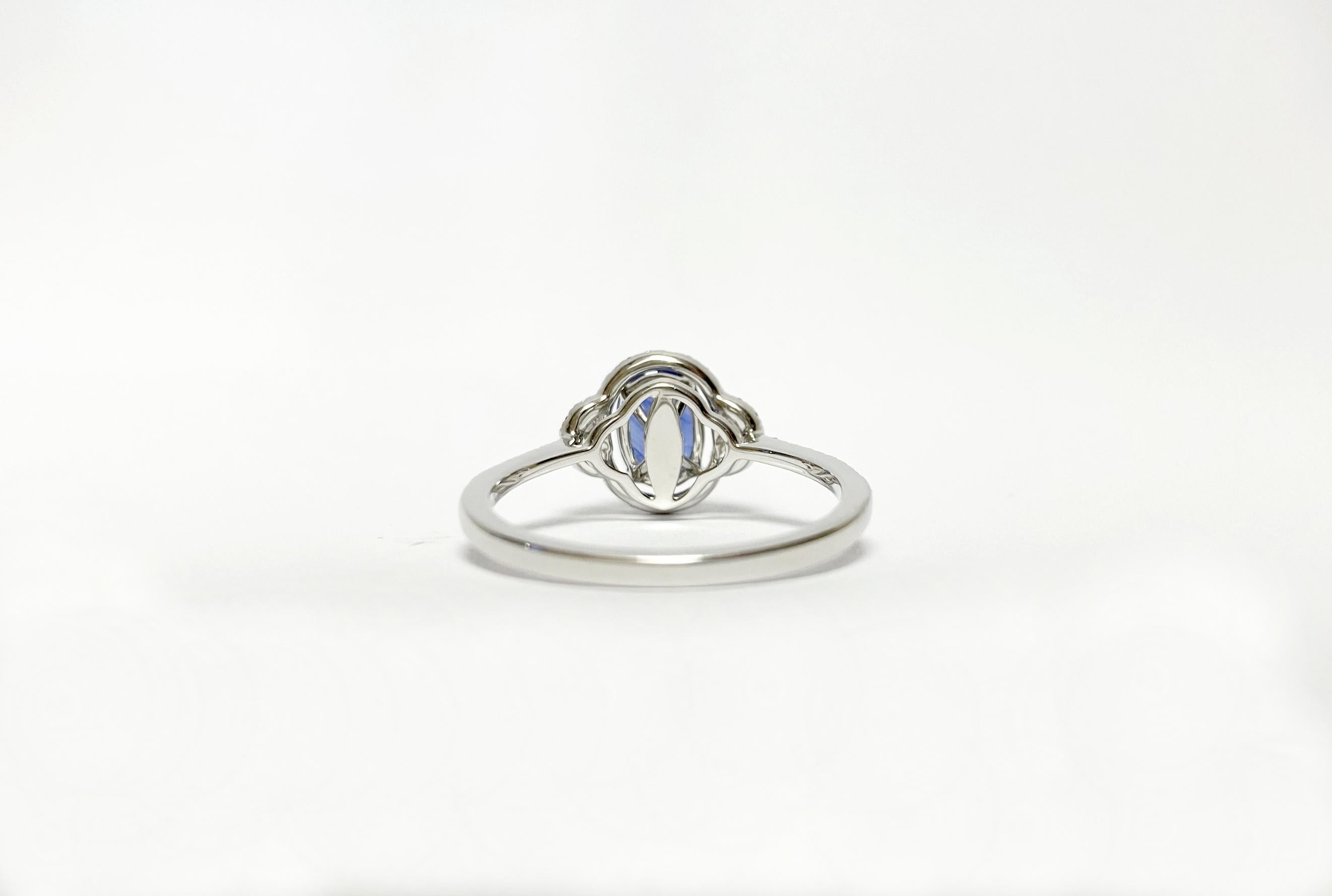 Brilliant Cut Anello in Oro Bianco 18kt Diamanti da 0.23 Ct e Zaffiro Blu Ovale da 0.94 Carati For Sale
