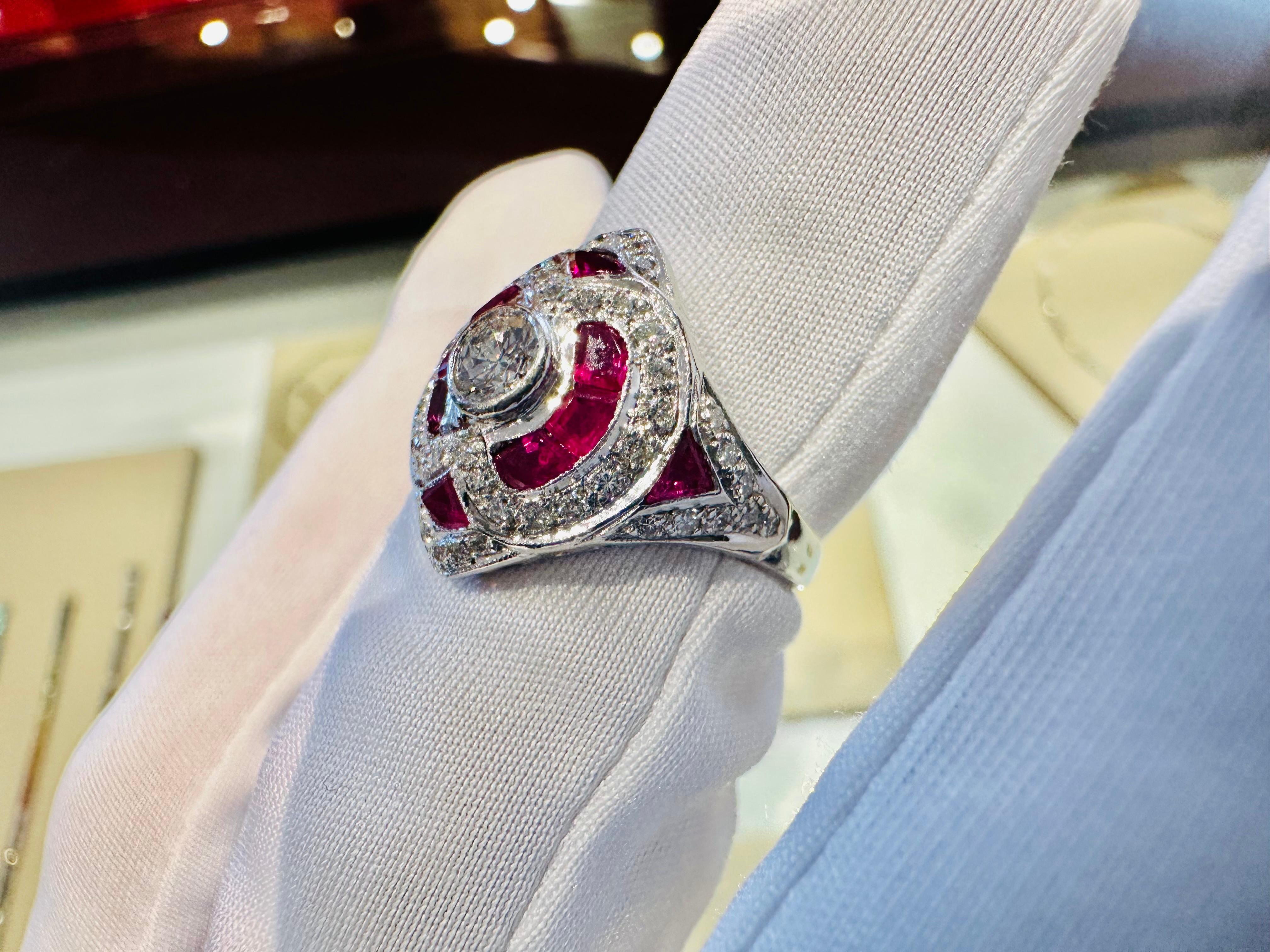 Brilliant Cut Anello in Oro Bianco con Diamanti e Rubini – Capolavoro di Lusso e Creatività For Sale