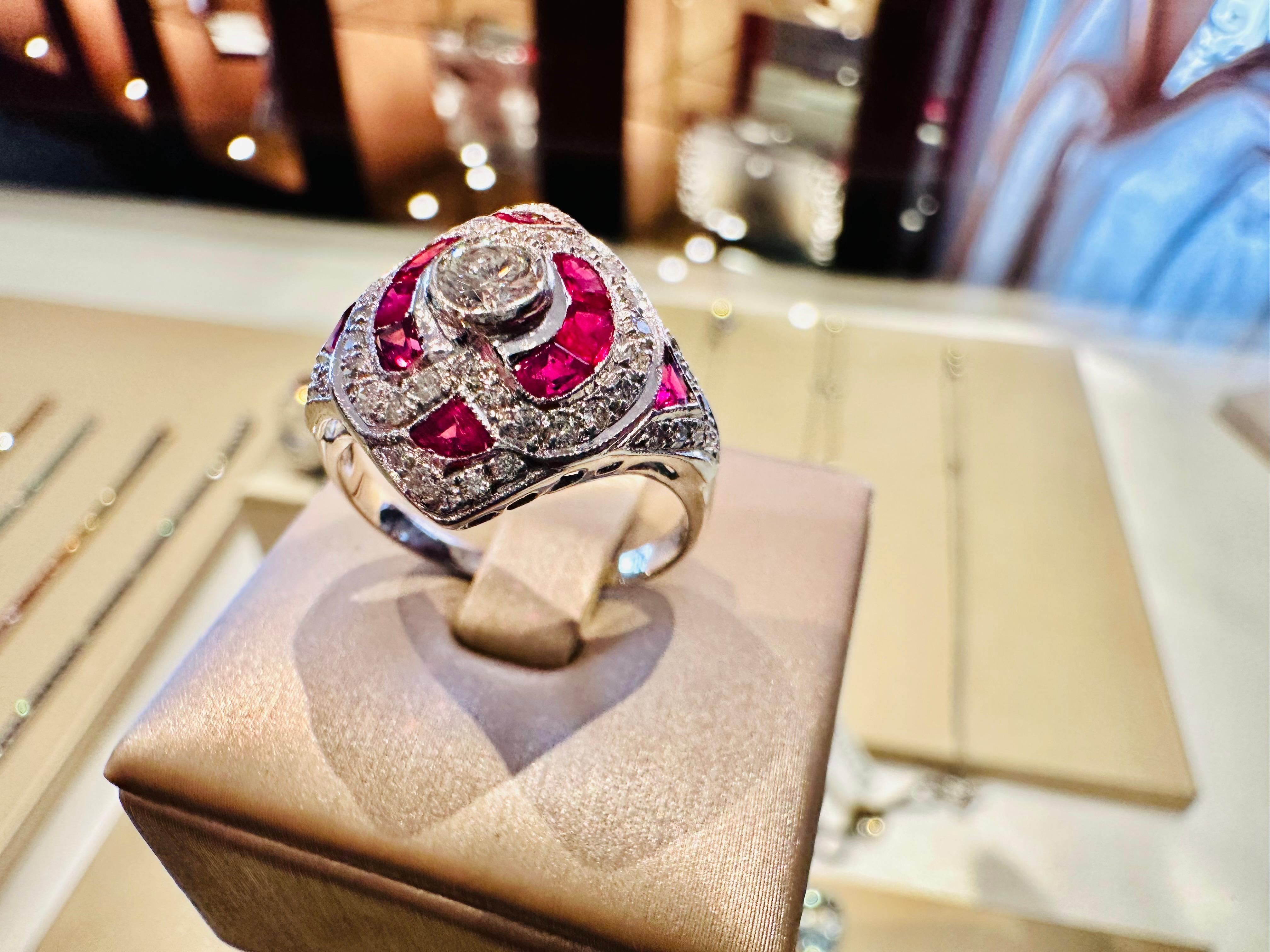 Women's Anello in Oro Bianco con Diamanti e Rubini – Capolavoro di Lusso e Creatività For Sale