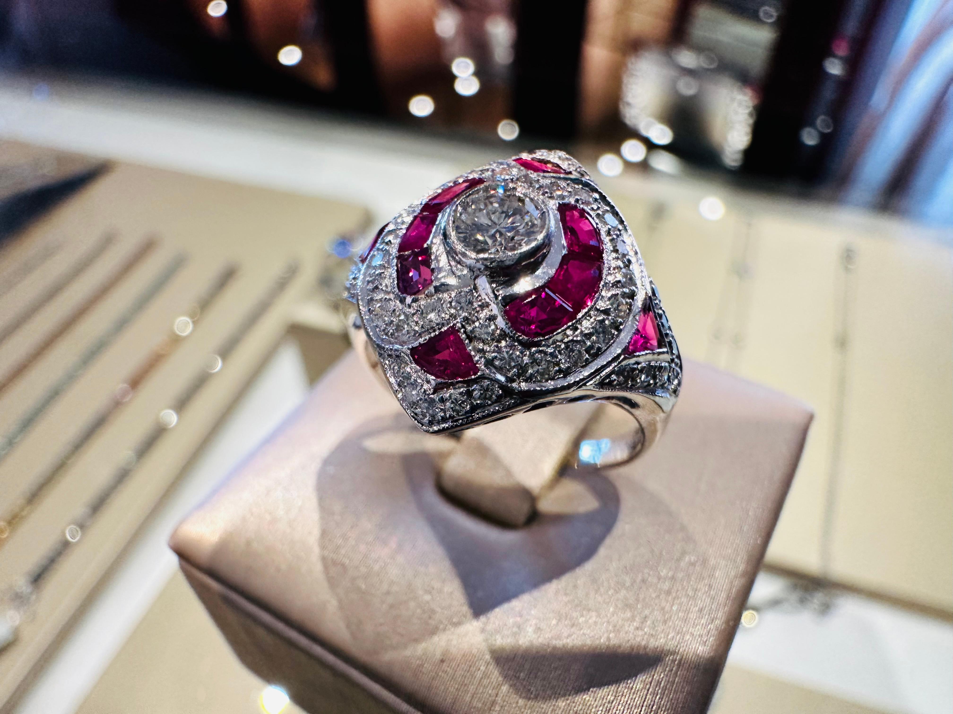 Anello in Oro Bianco con Diamanti e Rubini – Capolavoro di Lusso e Creatività For Sale 1