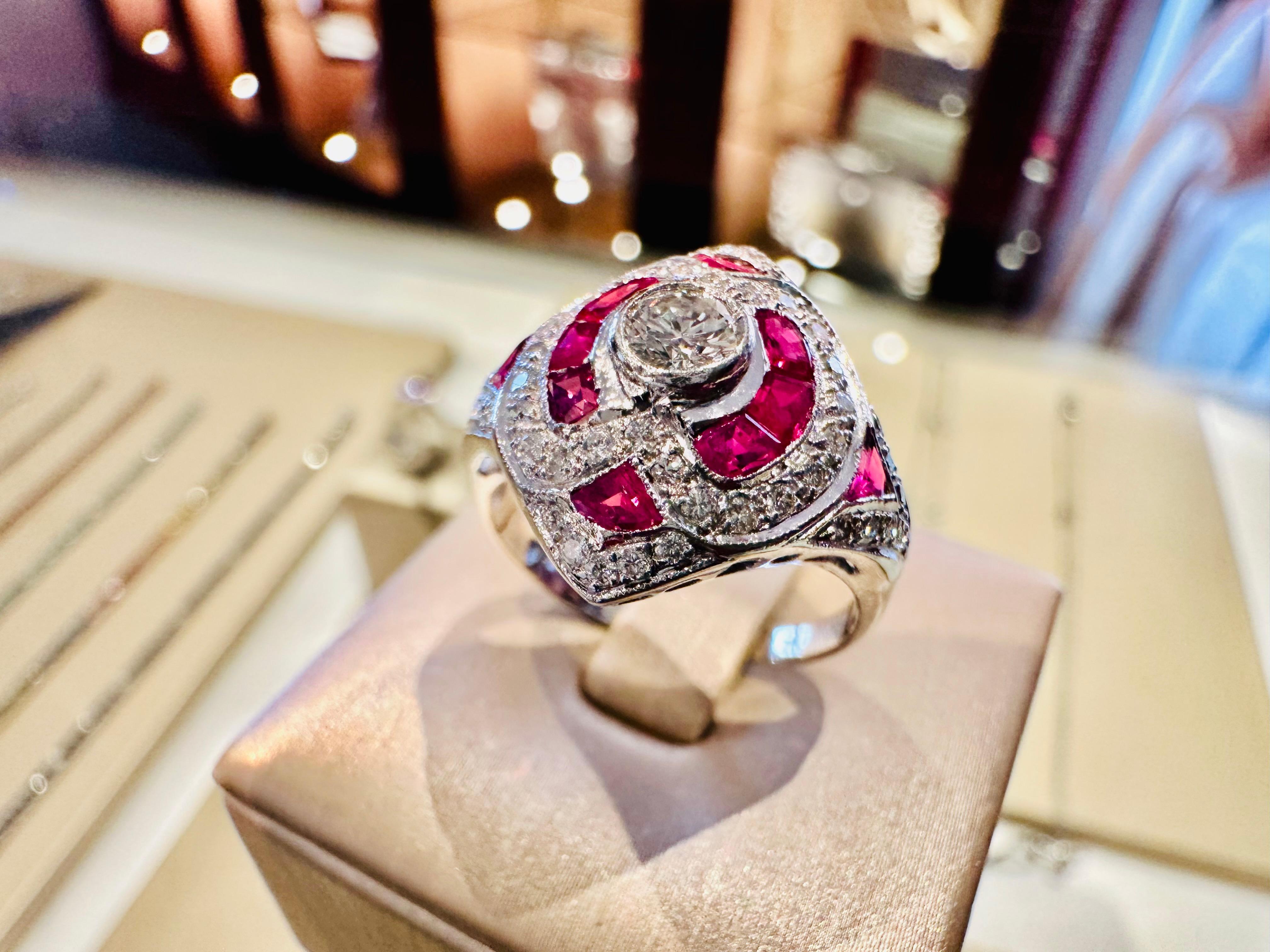 Anello in Oro Bianco con Diamanti e Rubini – Capolavoro di Lusso e Creatività For Sale 2