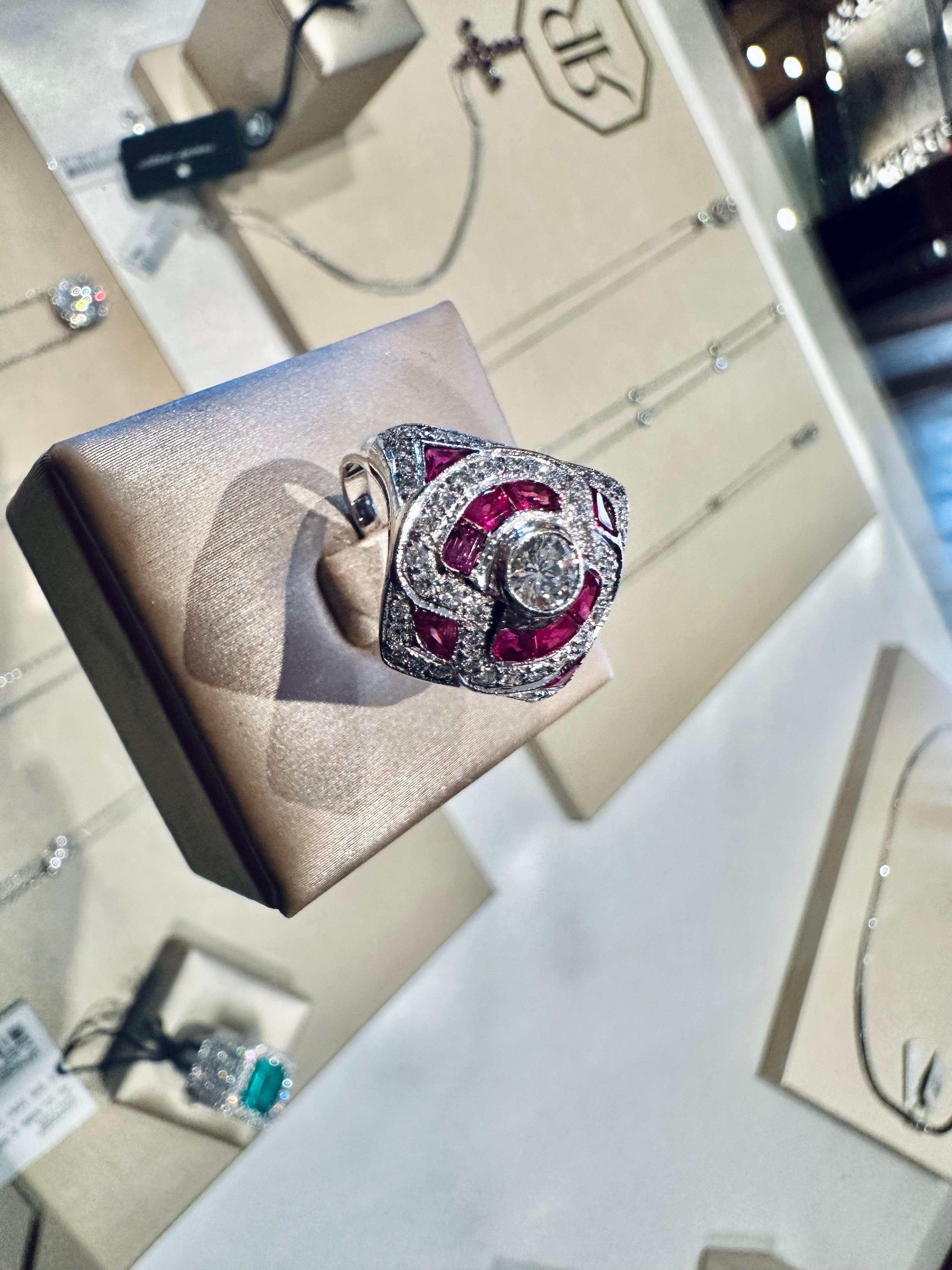 Anello in Oro Bianco con Diamanti e Rubini – Capolavoro di Lusso e Creatività For Sale 3