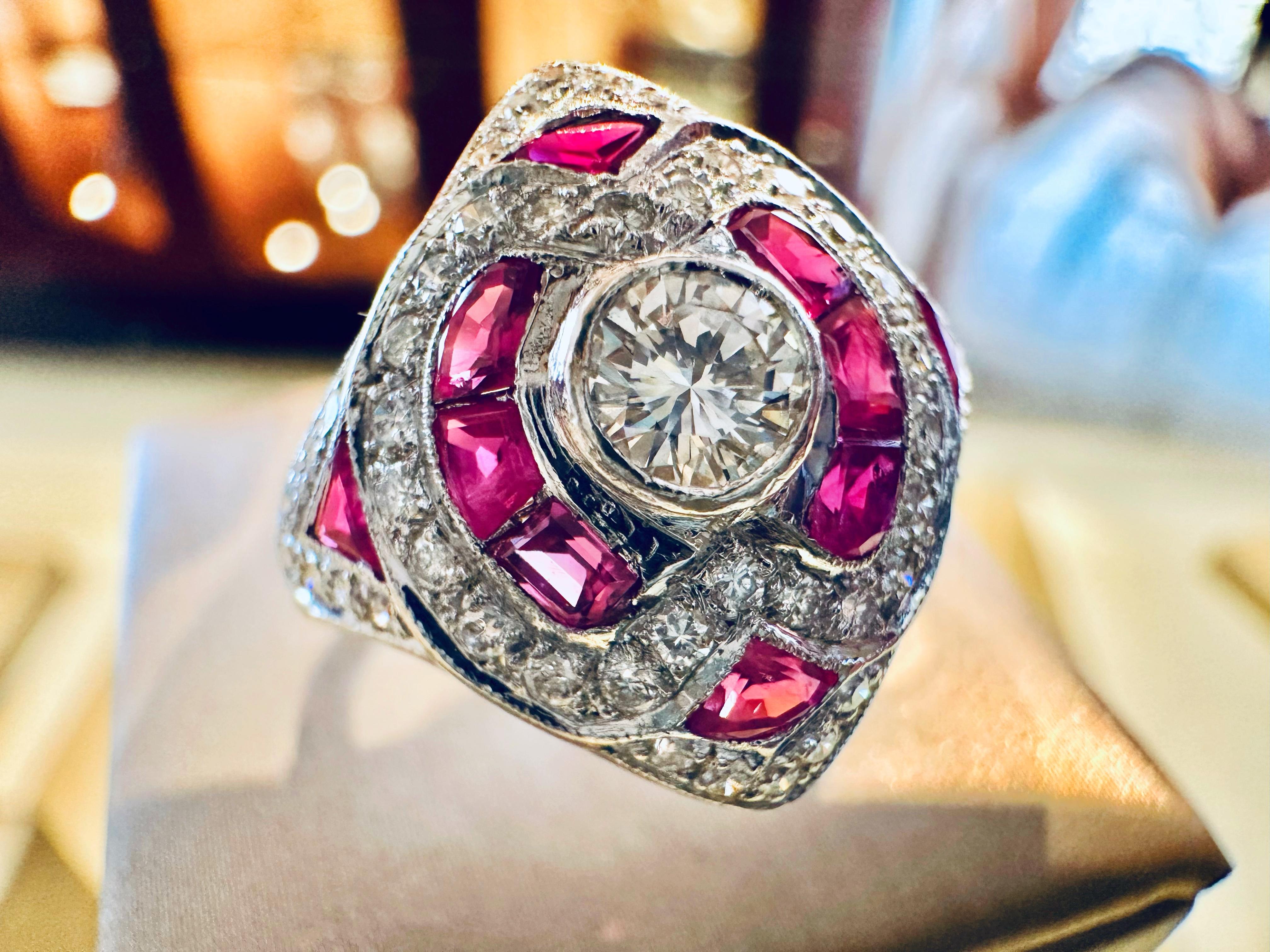 Anello in Oro Bianco con Diamanti e Rubini – Capolavoro di Lusso e Creatività For Sale 4