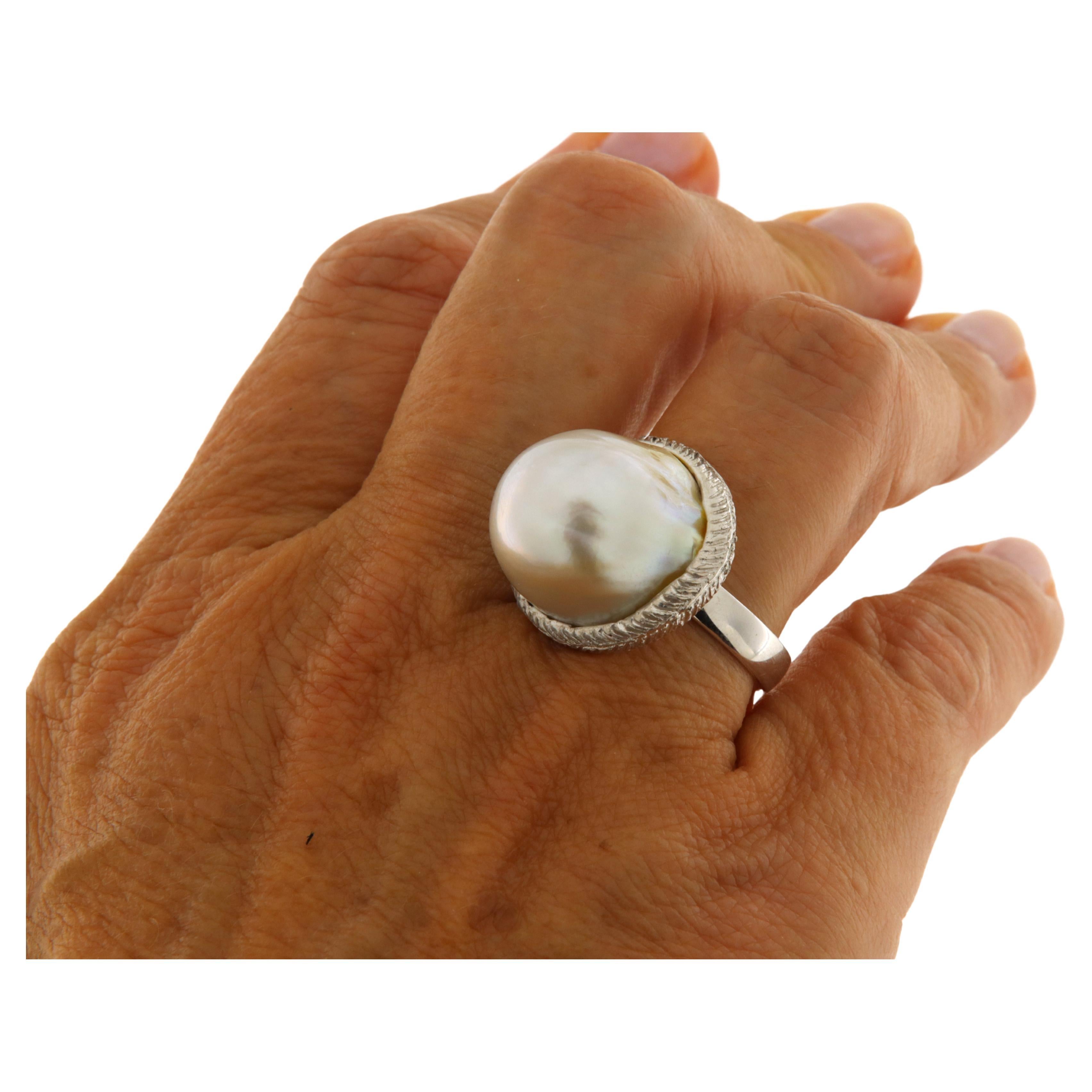 Anello in oro bianco con perla australiana mabé For Sale