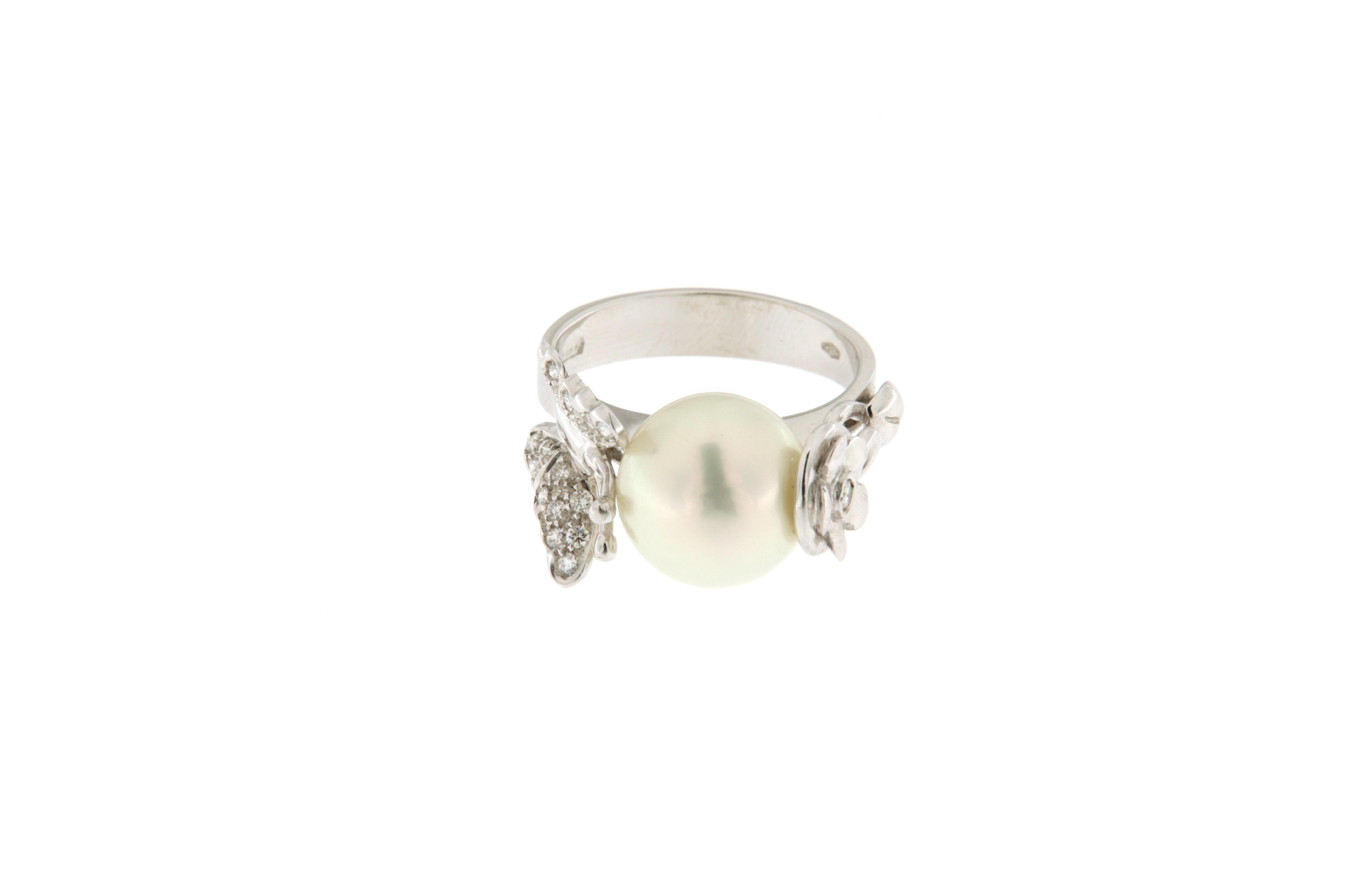 18-karat white gold ring with central cultured Japanese pearl and side decorations with butterfly on one side and flower on the other, set with brilliants (ct.0.22). Understated and elegant style, suitable for both a slender and a more prominent
