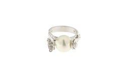 White gold ring with pearl and diamonds butterfly decoration