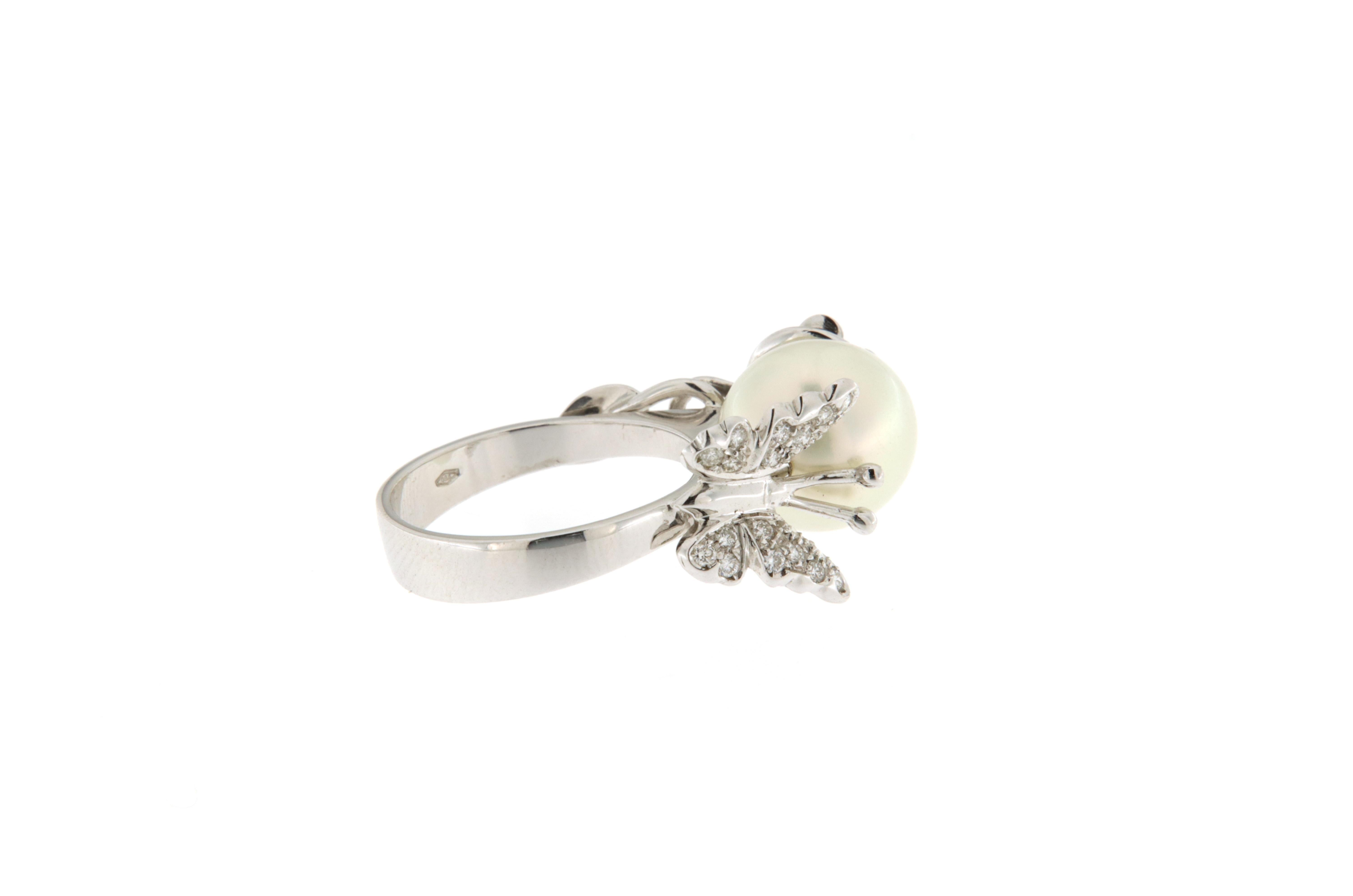 Round Cut White gold ring with pearl and diamonds butterfly decoration For Sale