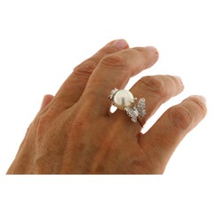 Ring aus Weißgold mit Schmetterlingsdekoration aus Perlen und Diamanten