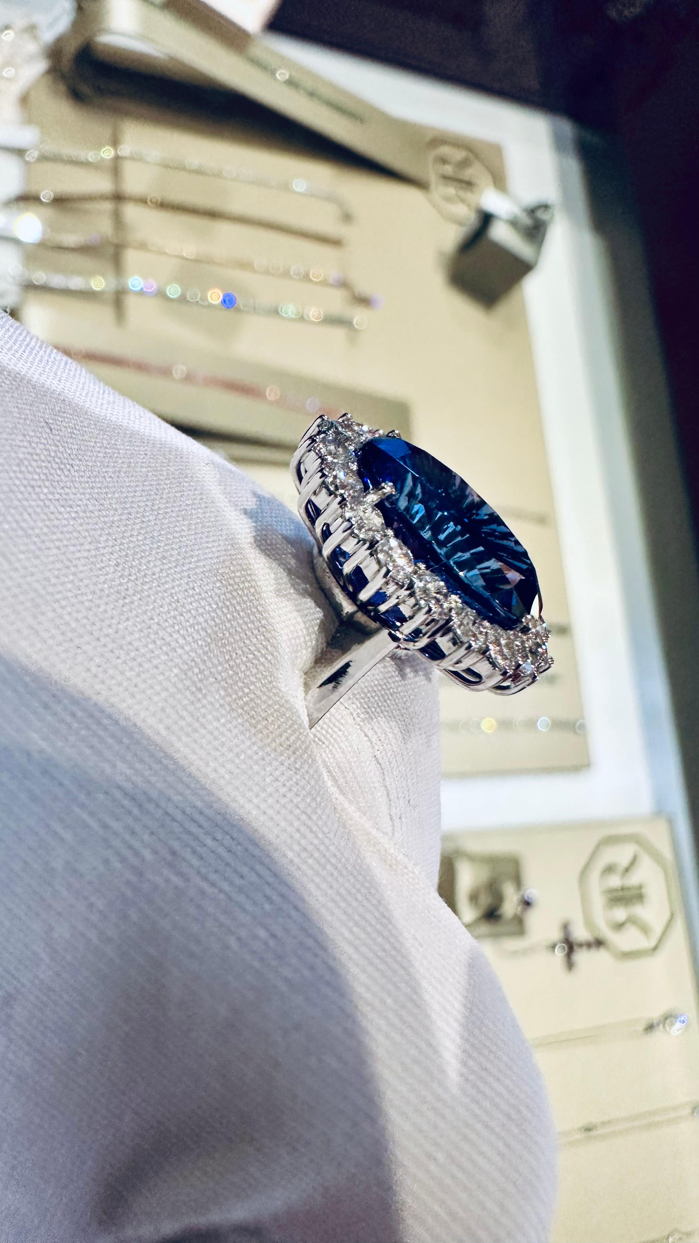 Anello in Oro Bianco con Tanzanite 9.50 ct e Diamanti 1.45 L’Eleganza  Rarità in vendita 5