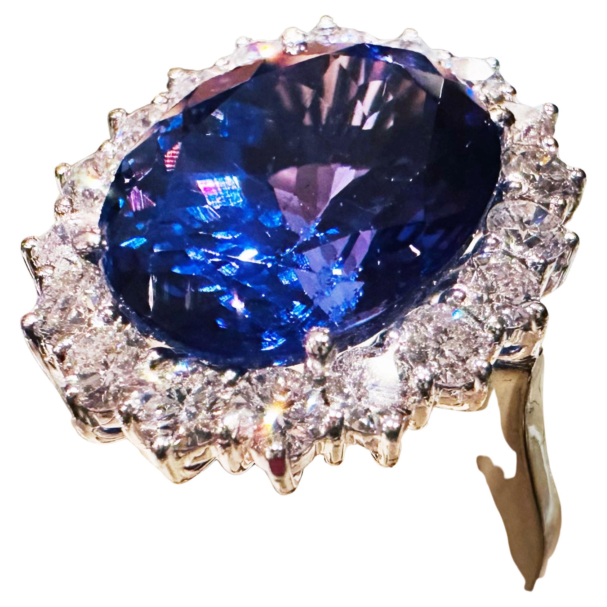 Un capolavoro di raffinata maestria artigianale, questo anello è un simbolo di lusso e unicità. Realizzato in pregiato oro bianco, incastona al centro una magnifica Tanzanite da 9,50 carati, dalle intense tonalità blu-viola, sfumature rare che