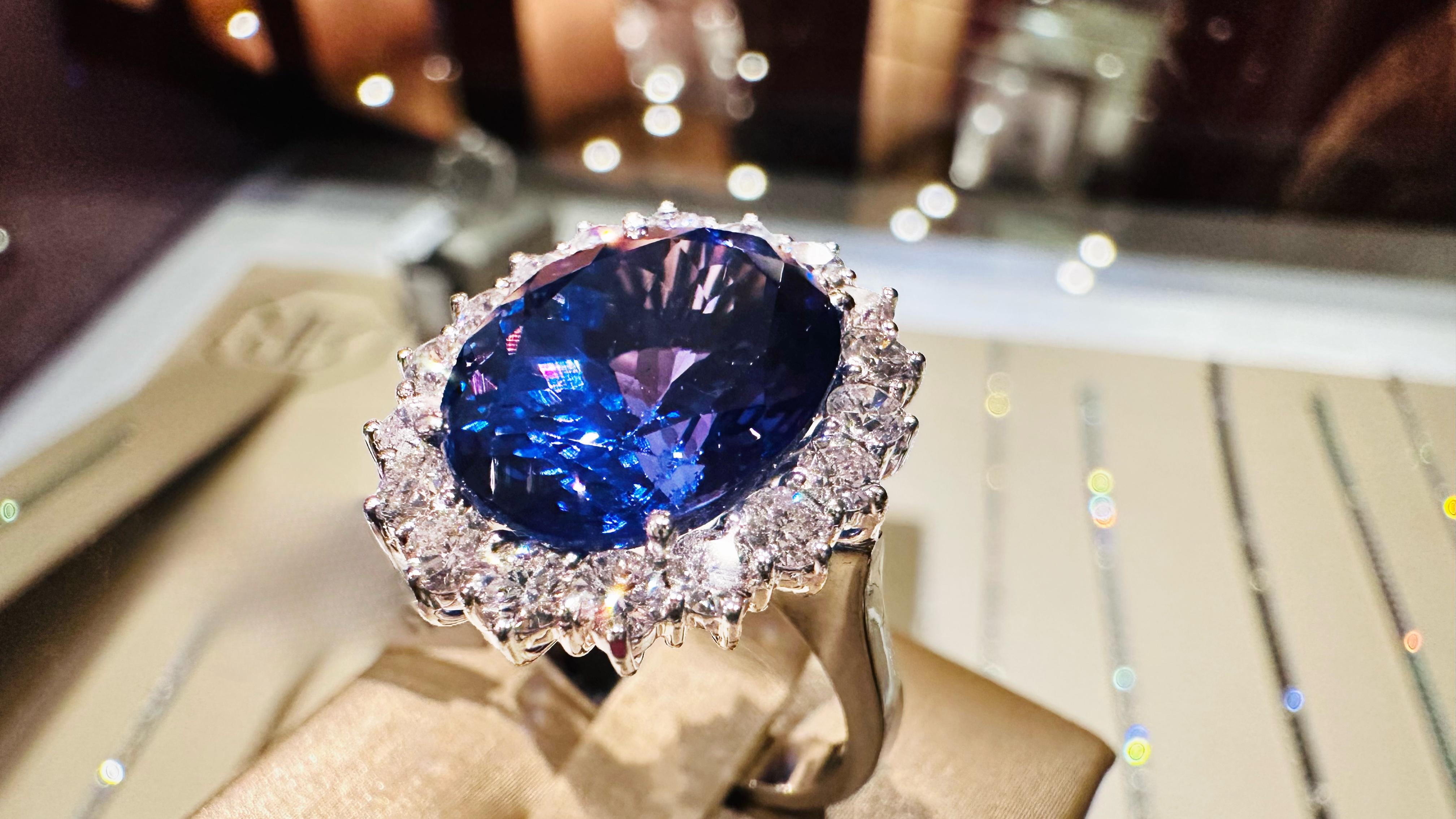 Oval Cut Anello in Oro Bianco con Tanzanite 9.50 ct e Diamanti 1.45 L’Eleganza  Rarità in vendita