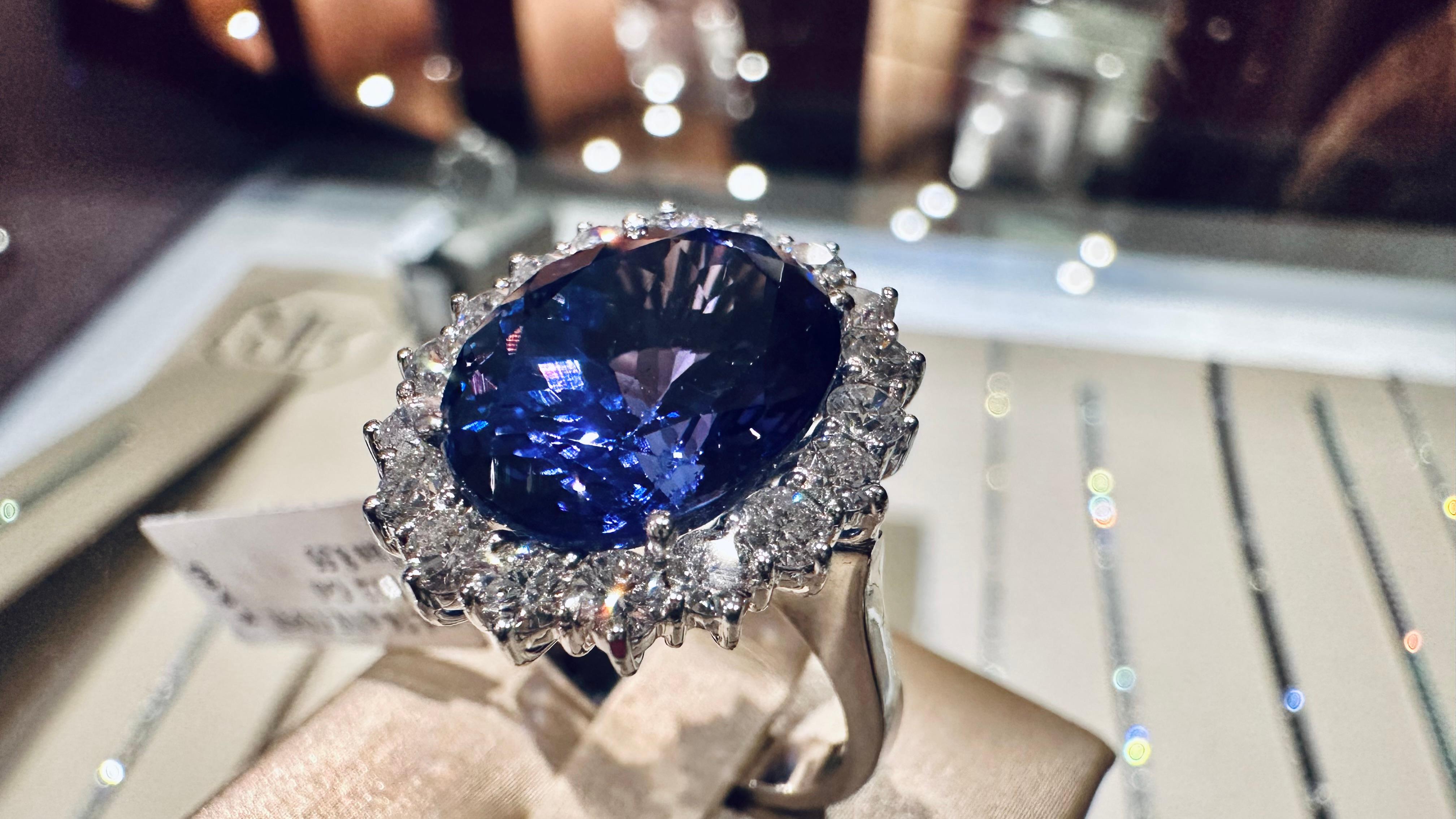 Anello in Oro Bianco con Tanzanite 9.50 ct e Diamanti 1.45 L’Eleganza  Rarità In condizioni Nuovo in vendita a Guidizzolo, IT