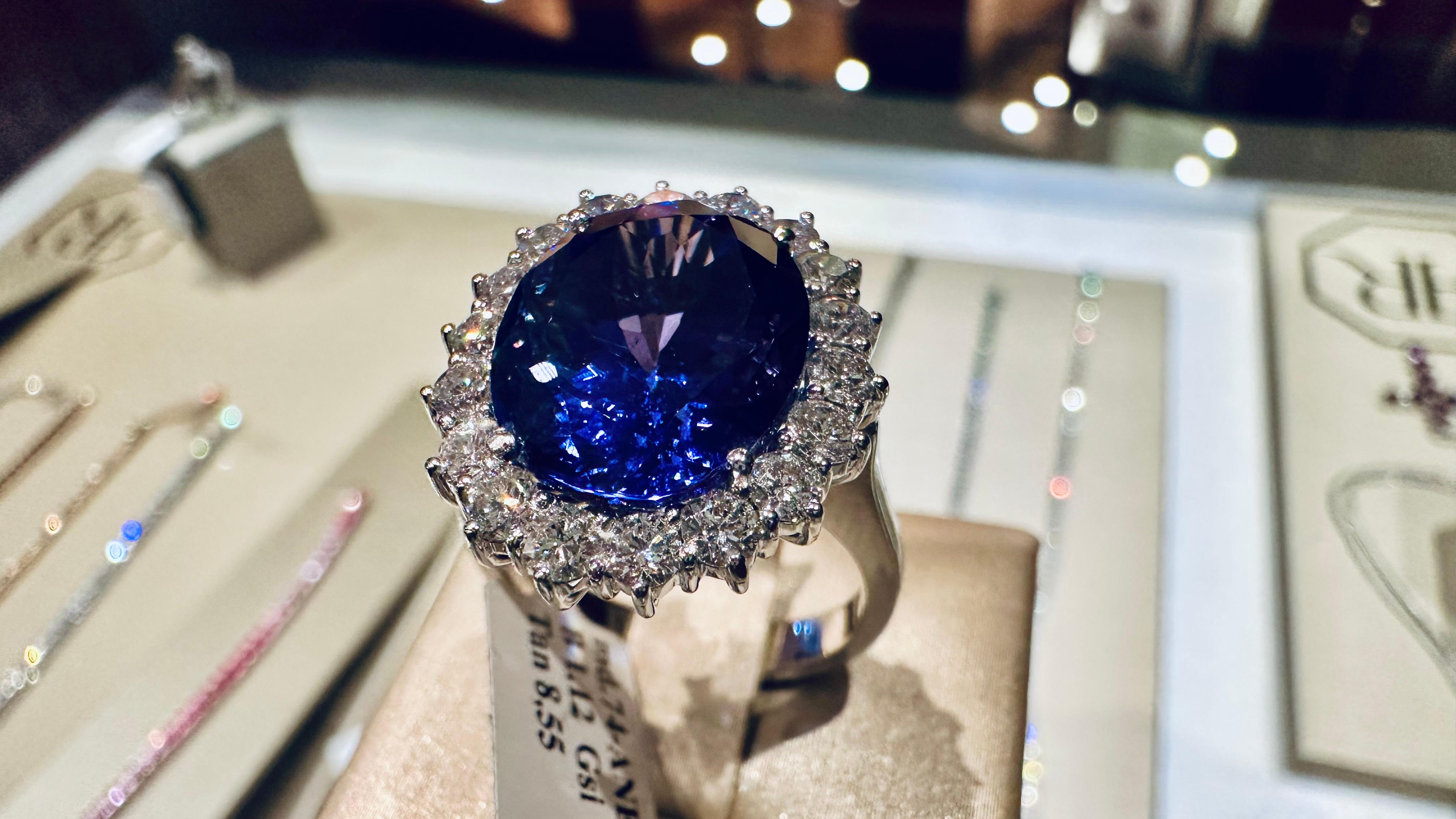 Anello in Oro Bianco con Tanzanite 9.50 ct e Diamanti 1.45 L’Eleganza  Rarità in vendita 2