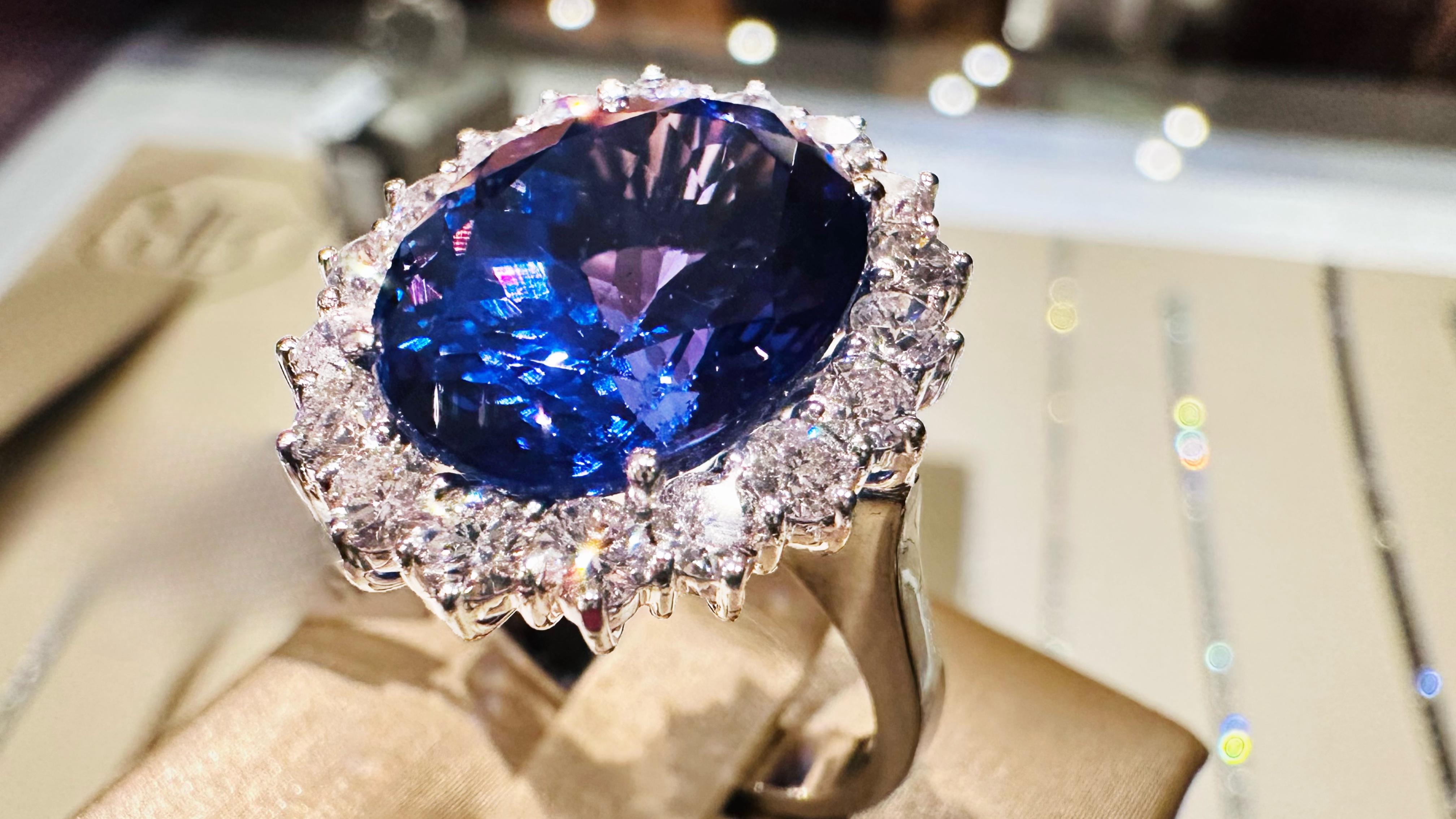 Anello in Oro Bianco con Tanzanite 9.50 ct e Diamanti 1.45 L’Eleganza  Rarità in vendita 3