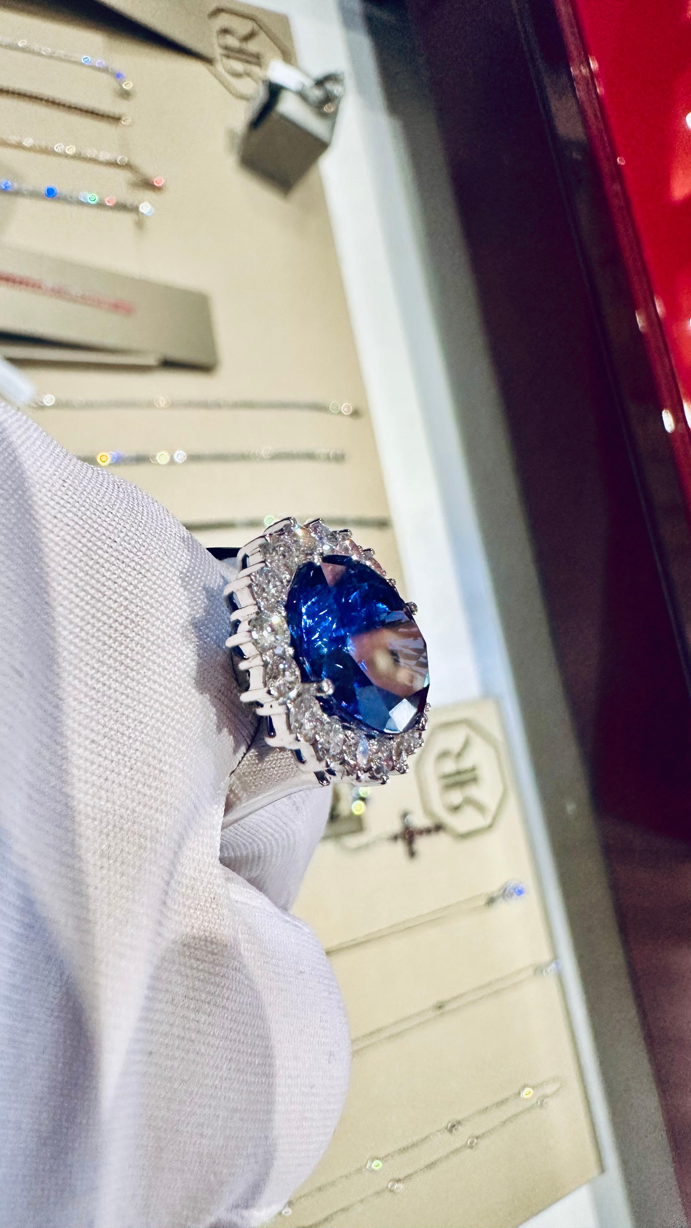 Anello in Oro Bianco con Tanzanite 9.50 ct e Diamanti 1.45 L’Eleganza  Rarità in vendita 4